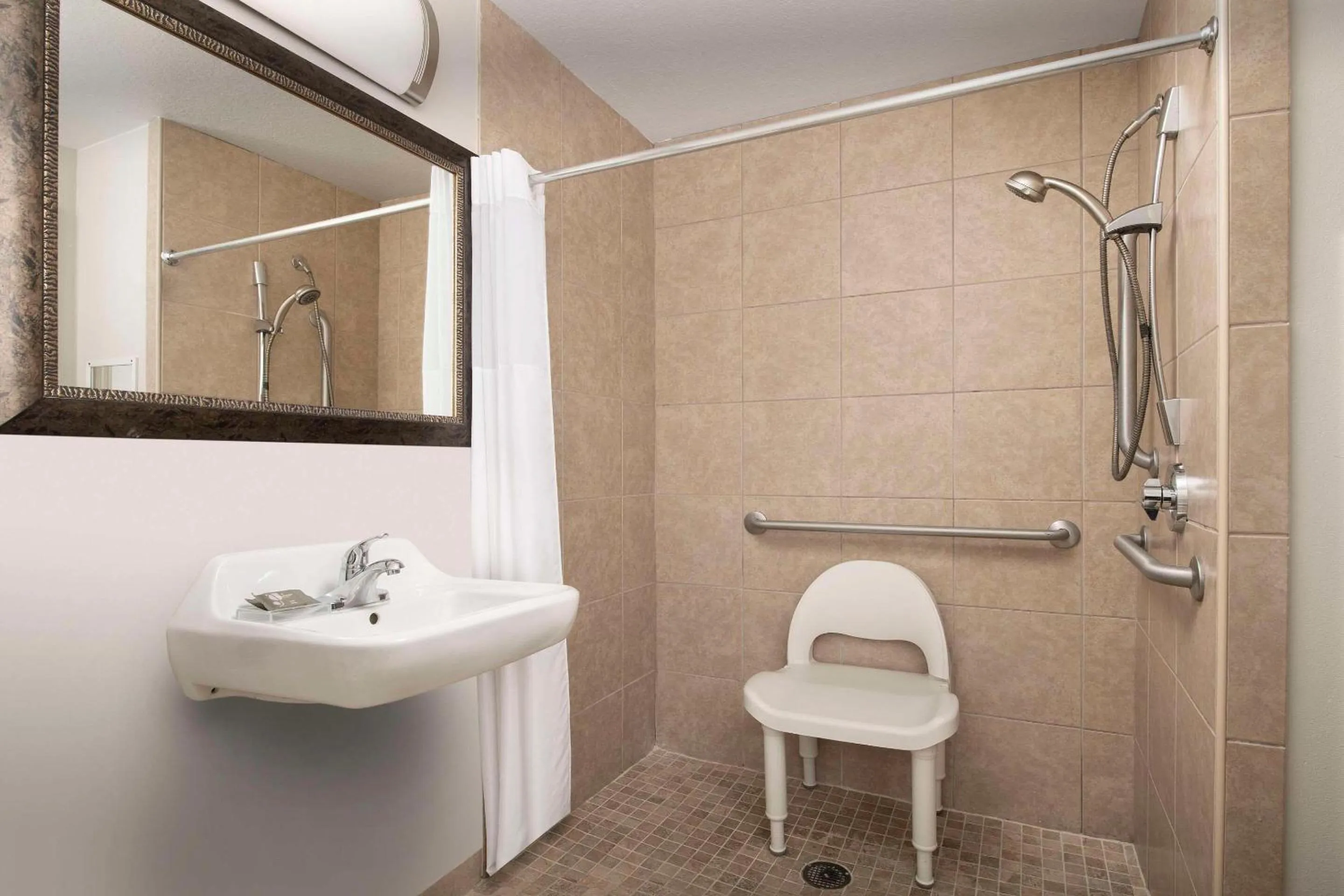 Bedroom in Country Inn & Suites by Radisson, Gainesville, FL