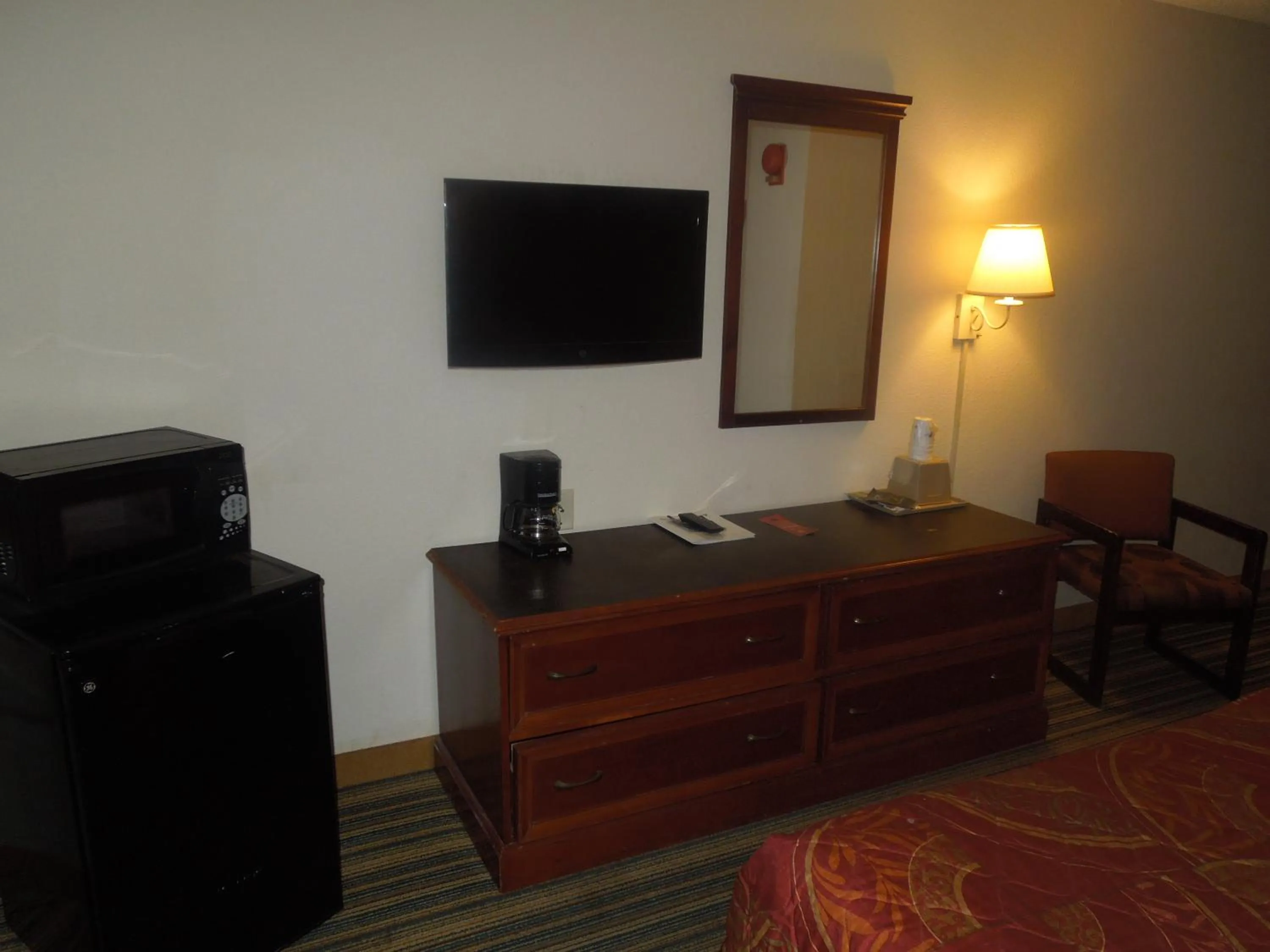 TV and multimedia in Super 8 by Wyndham Waldorf