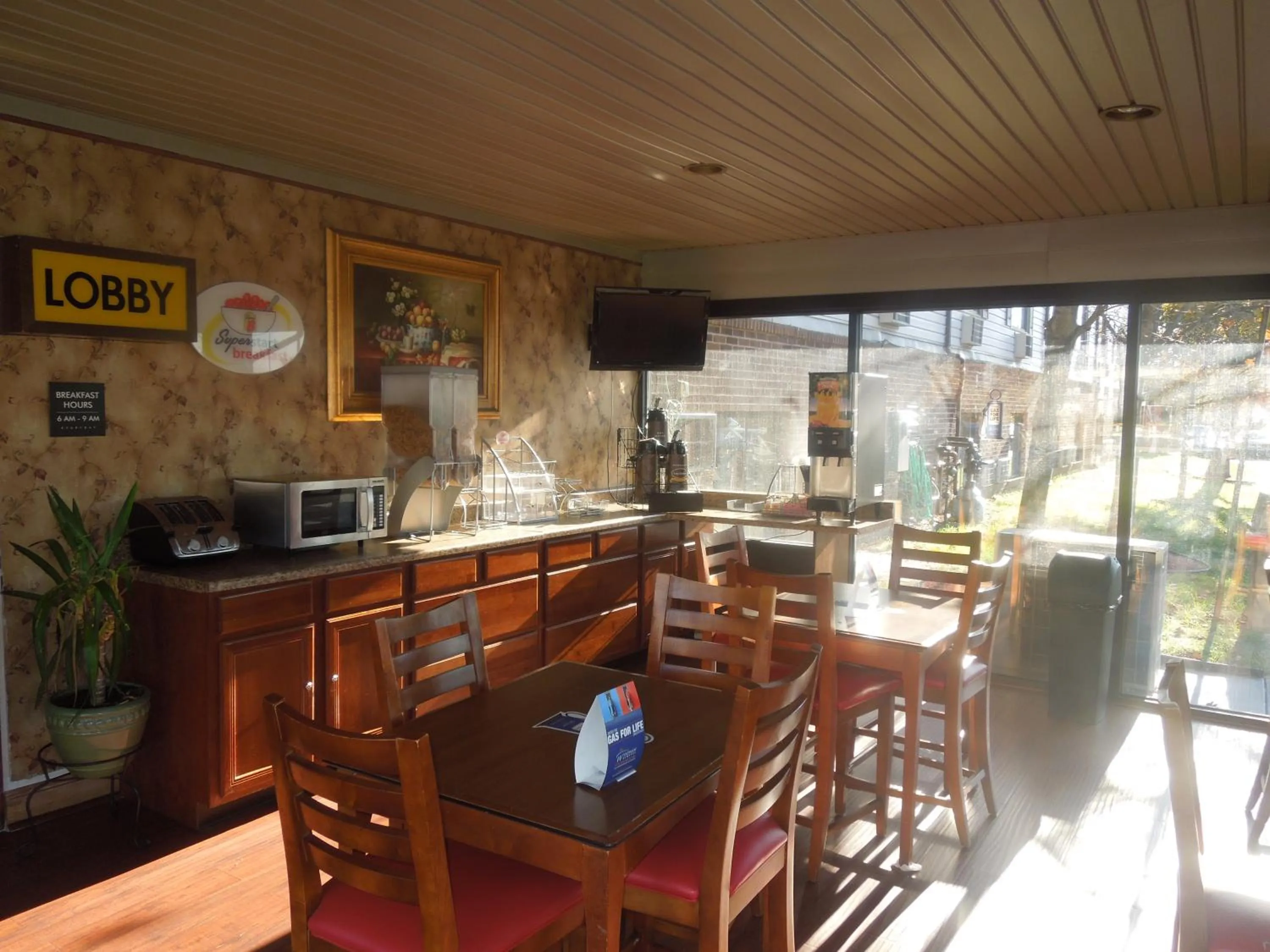 Restaurant/places to eat in Super 8 by Wyndham Waldorf