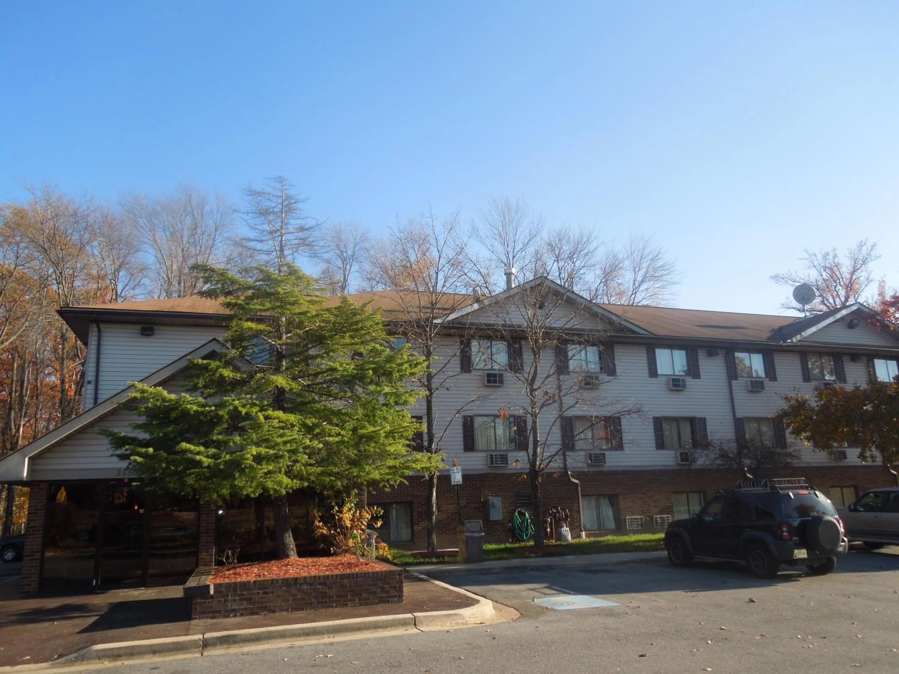 Facade/entrance in Super 8 by Wyndham Waldorf