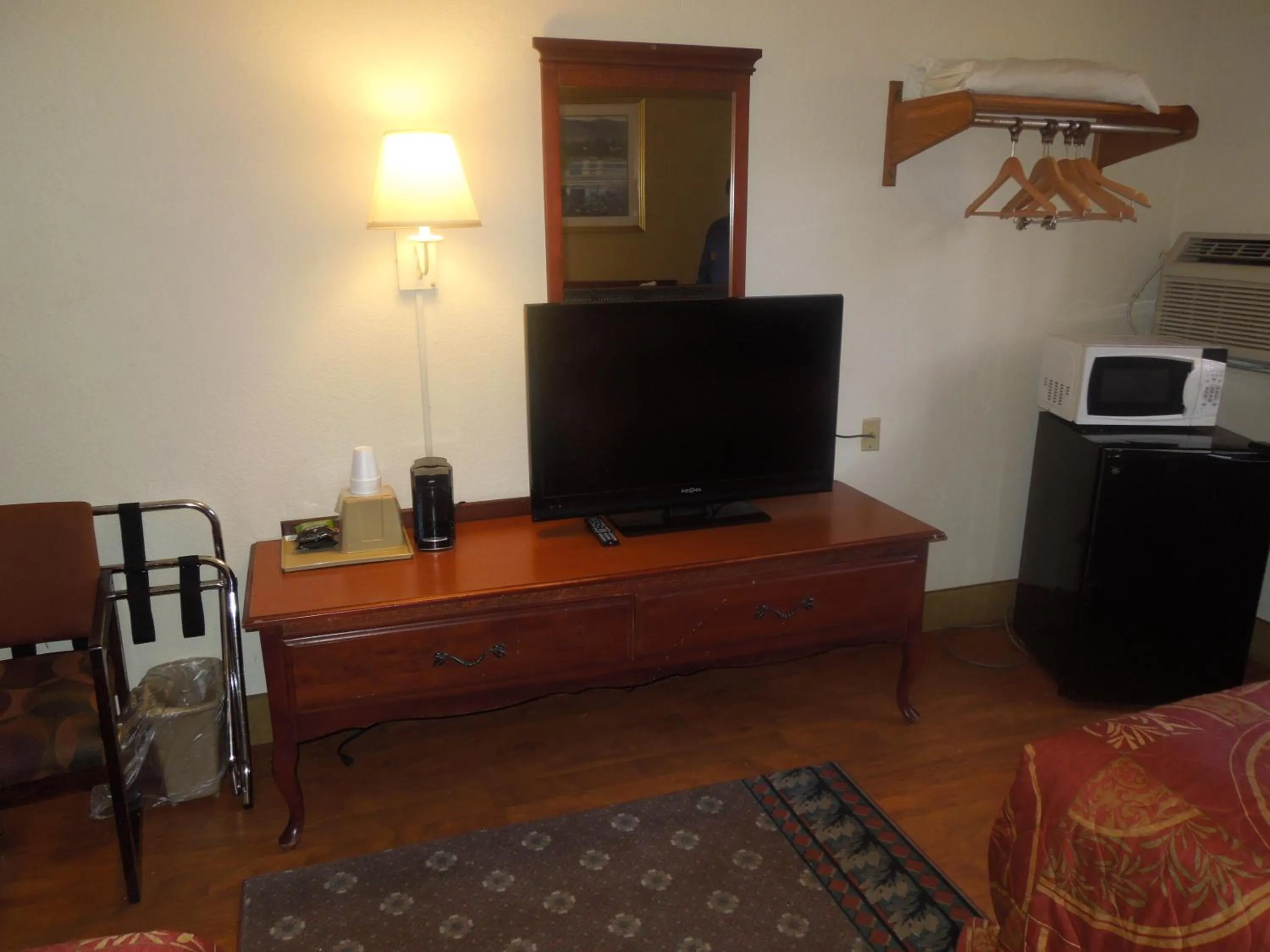 TV and multimedia in Super 8 by Wyndham Waldorf
