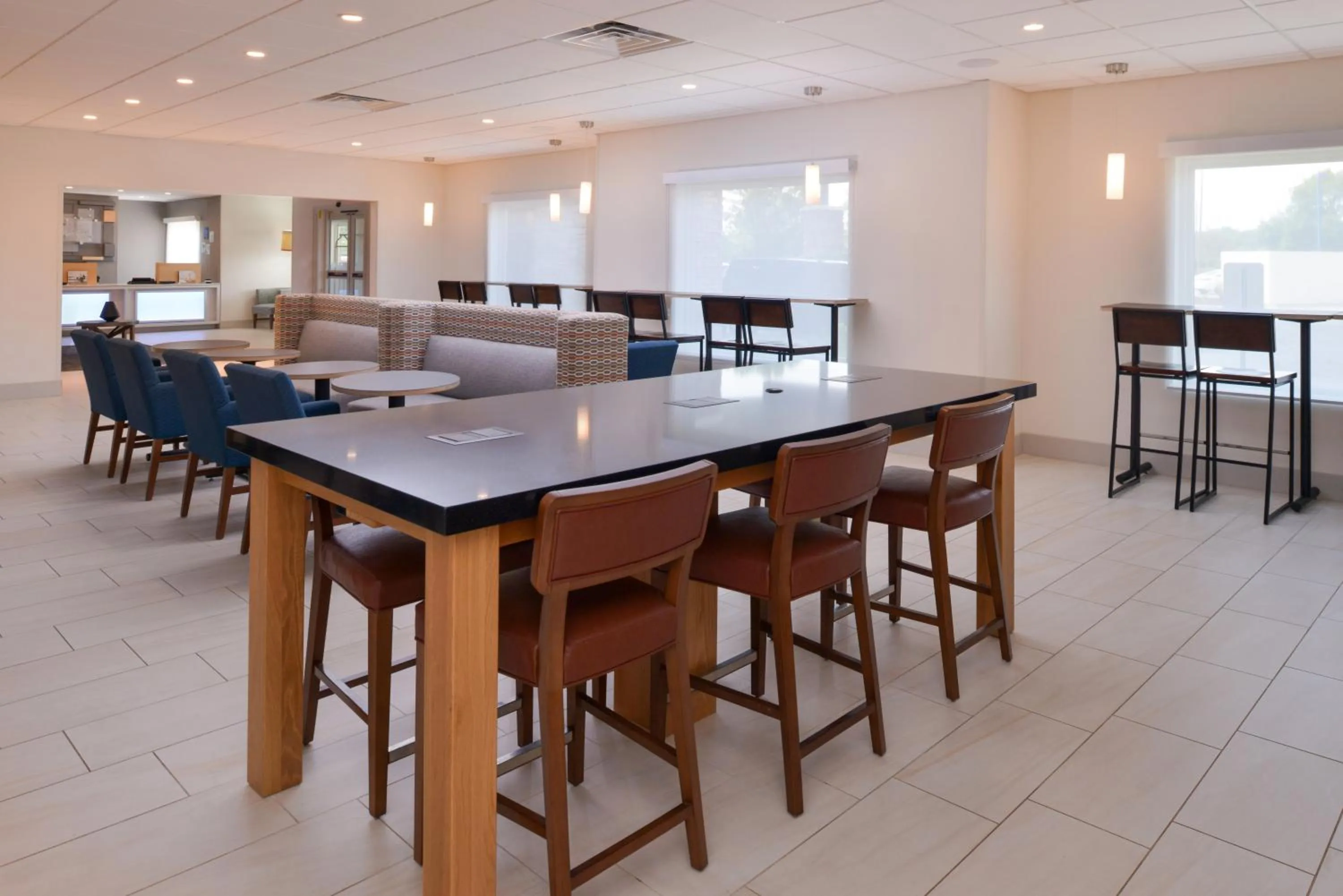 Breakfast in Holiday Inn Express & Suites - Omaha - 120th and Maple by IHG