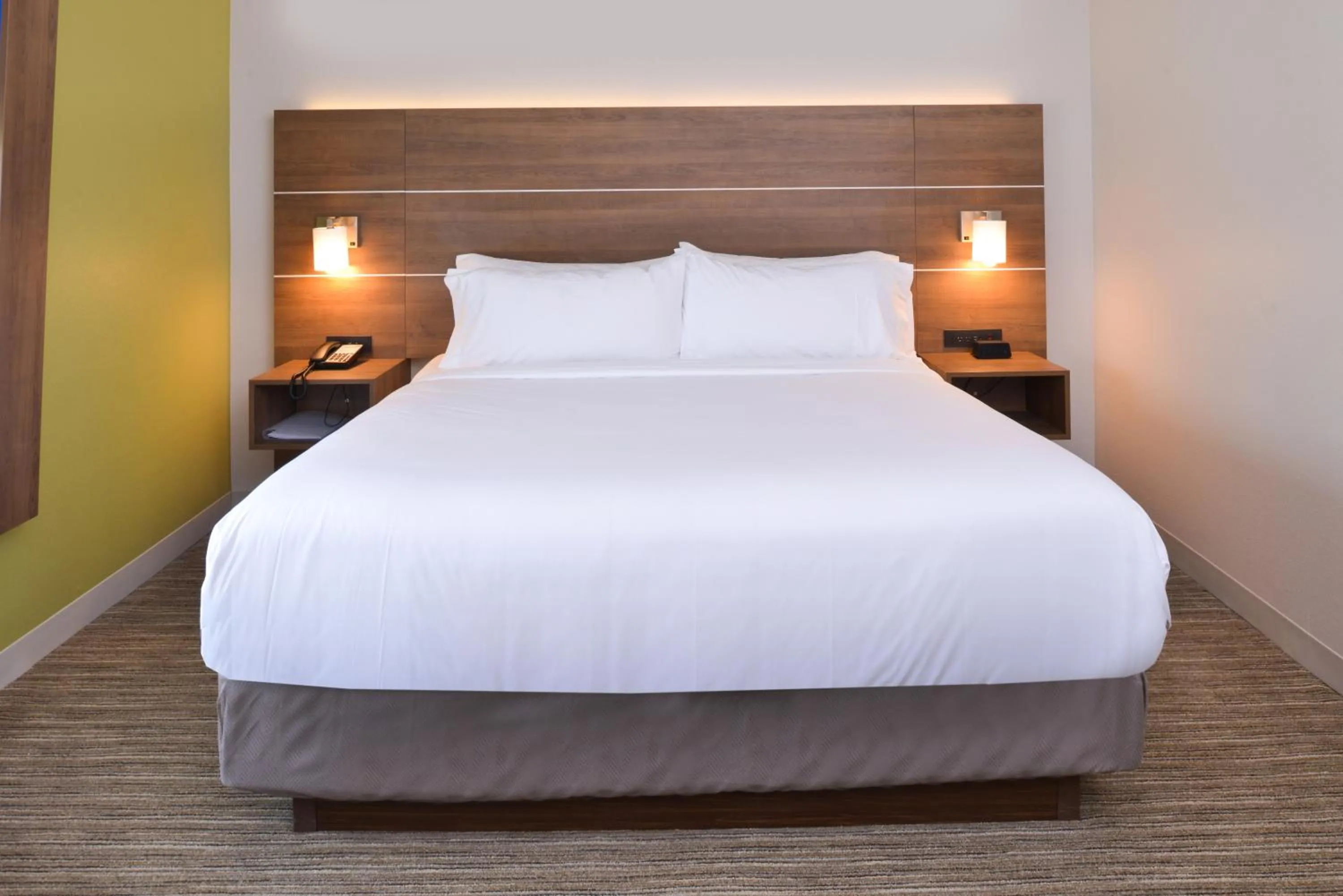 Bed in Holiday Inn Express & Suites - Omaha - 120th and Maple by IHG