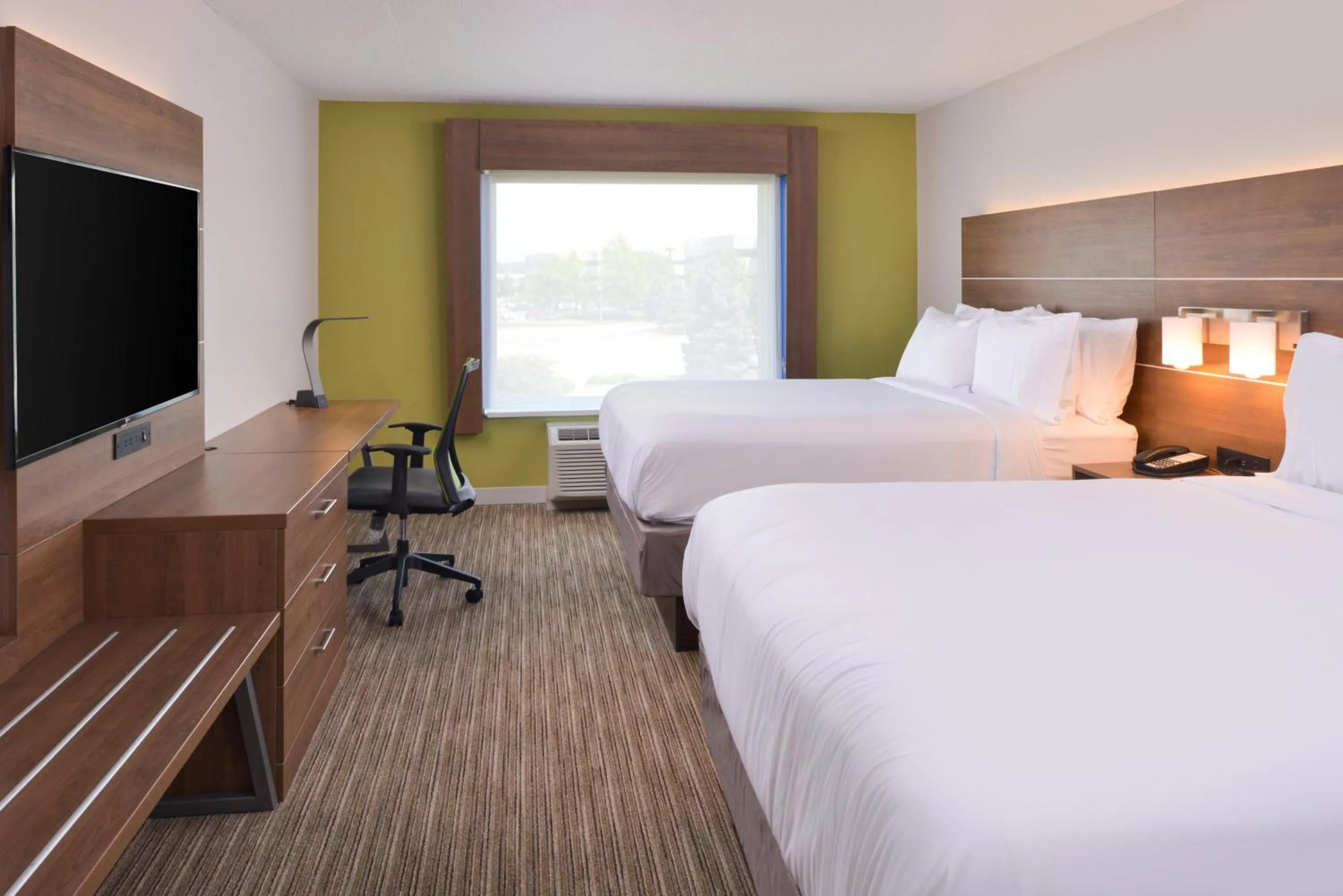 Photo of the whole room, Bed in Holiday Inn Express & Suites - Omaha - 120th and Maple by IHG