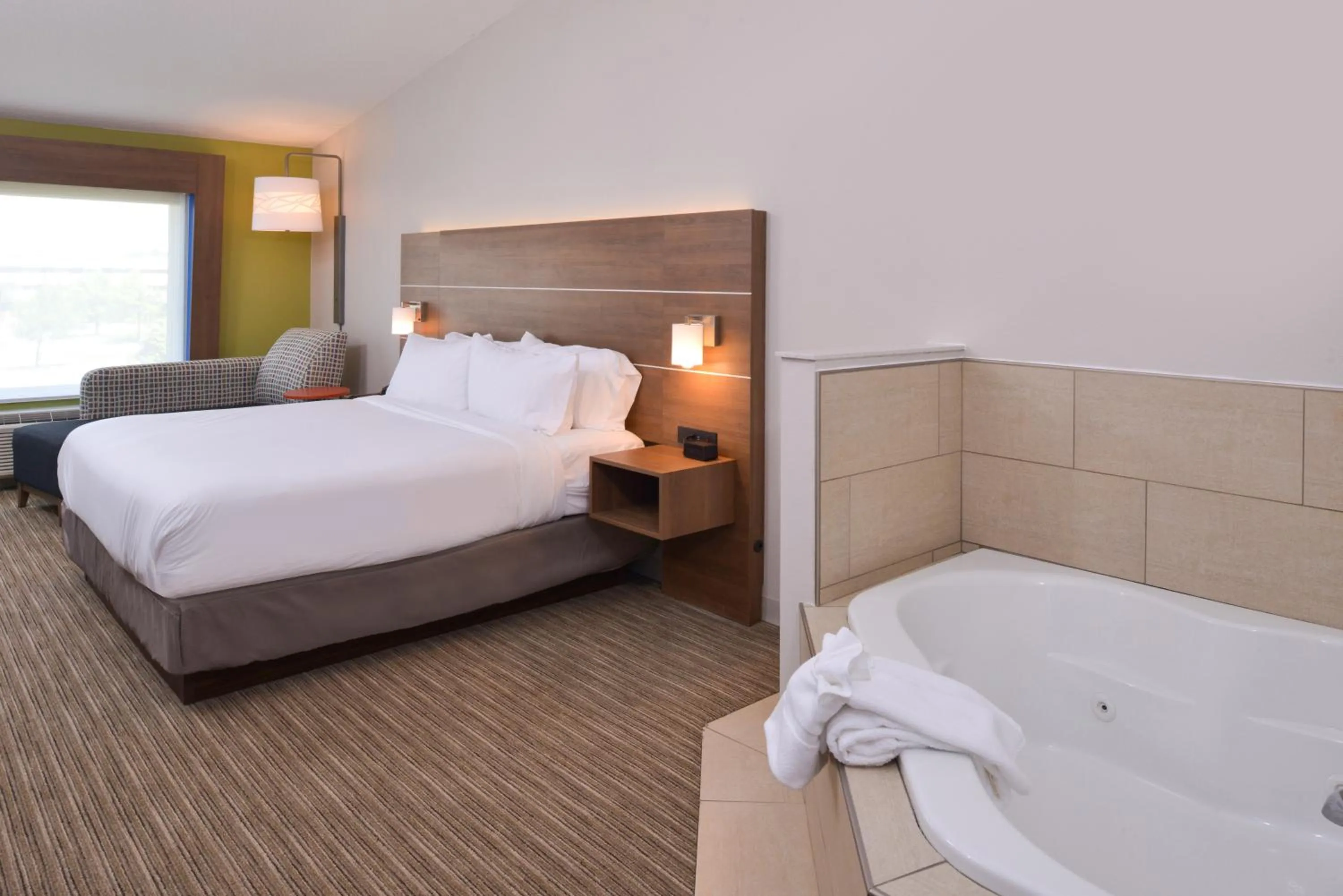 Photo of the whole room, Bed in Holiday Inn Express & Suites - Omaha - 120th and Maple by IHG
