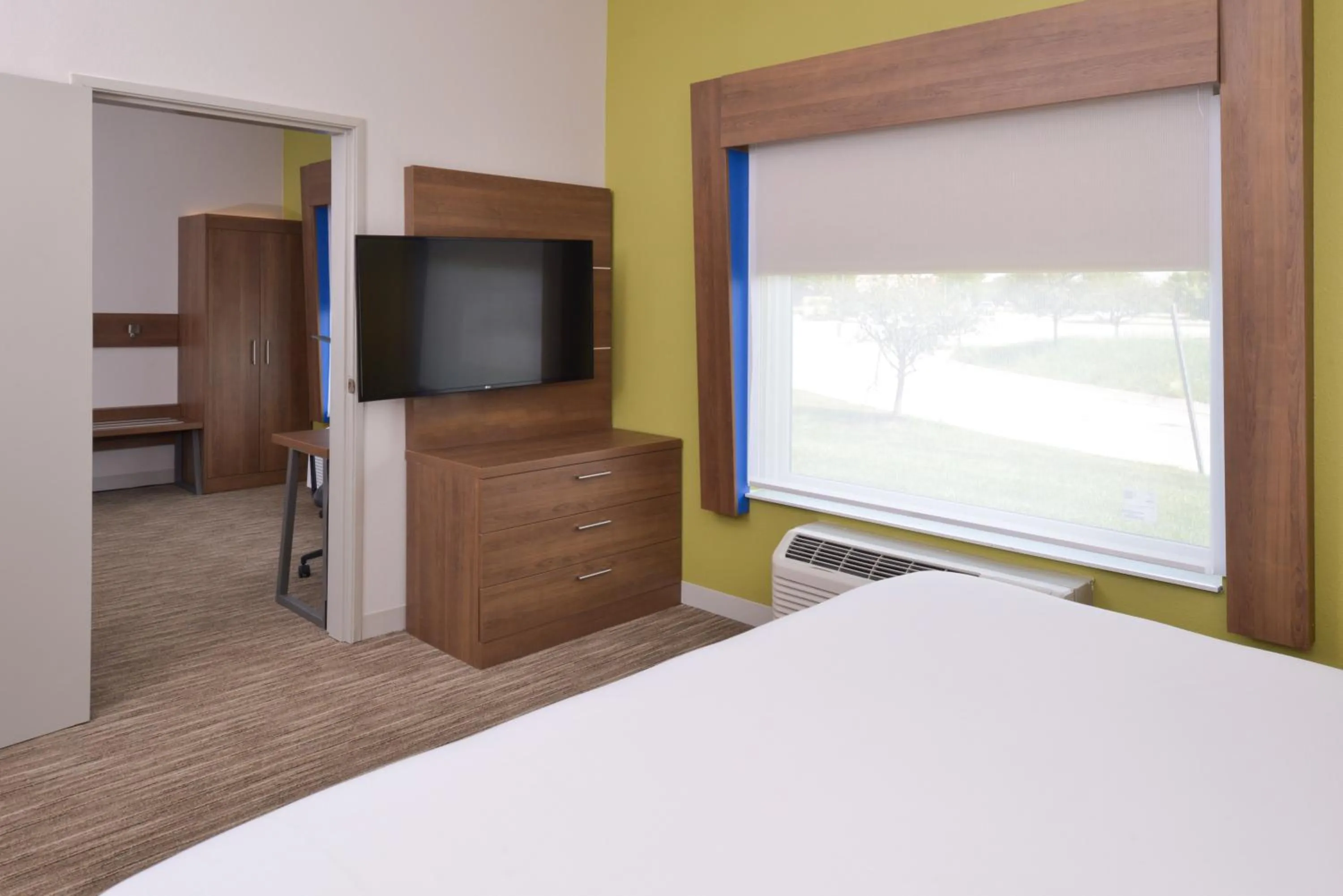 Photo of the whole room, Bed in Holiday Inn Express & Suites - Omaha - 120th and Maple by IHG