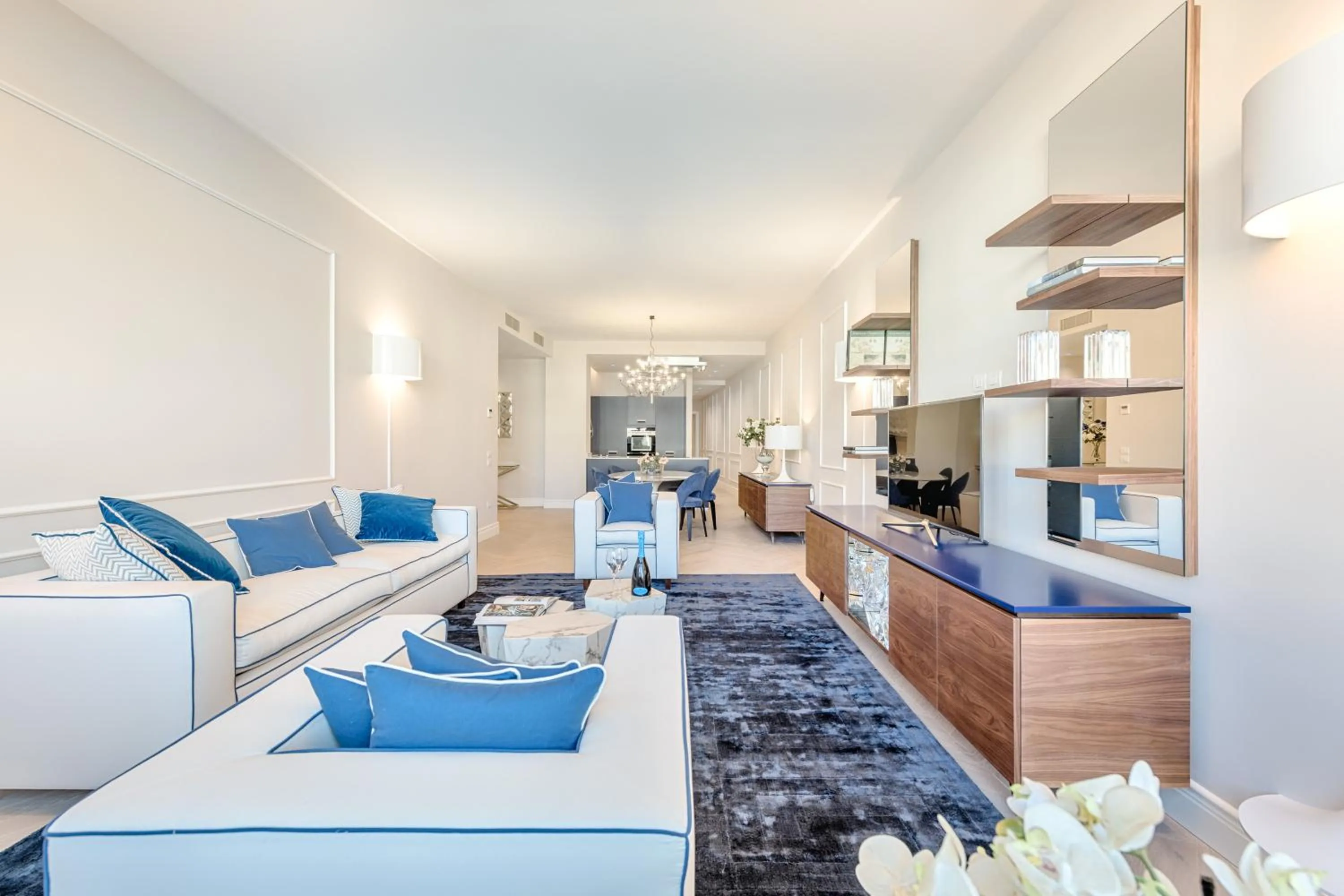 Communal lounge/ TV room in Luxury Blue River by Mmega