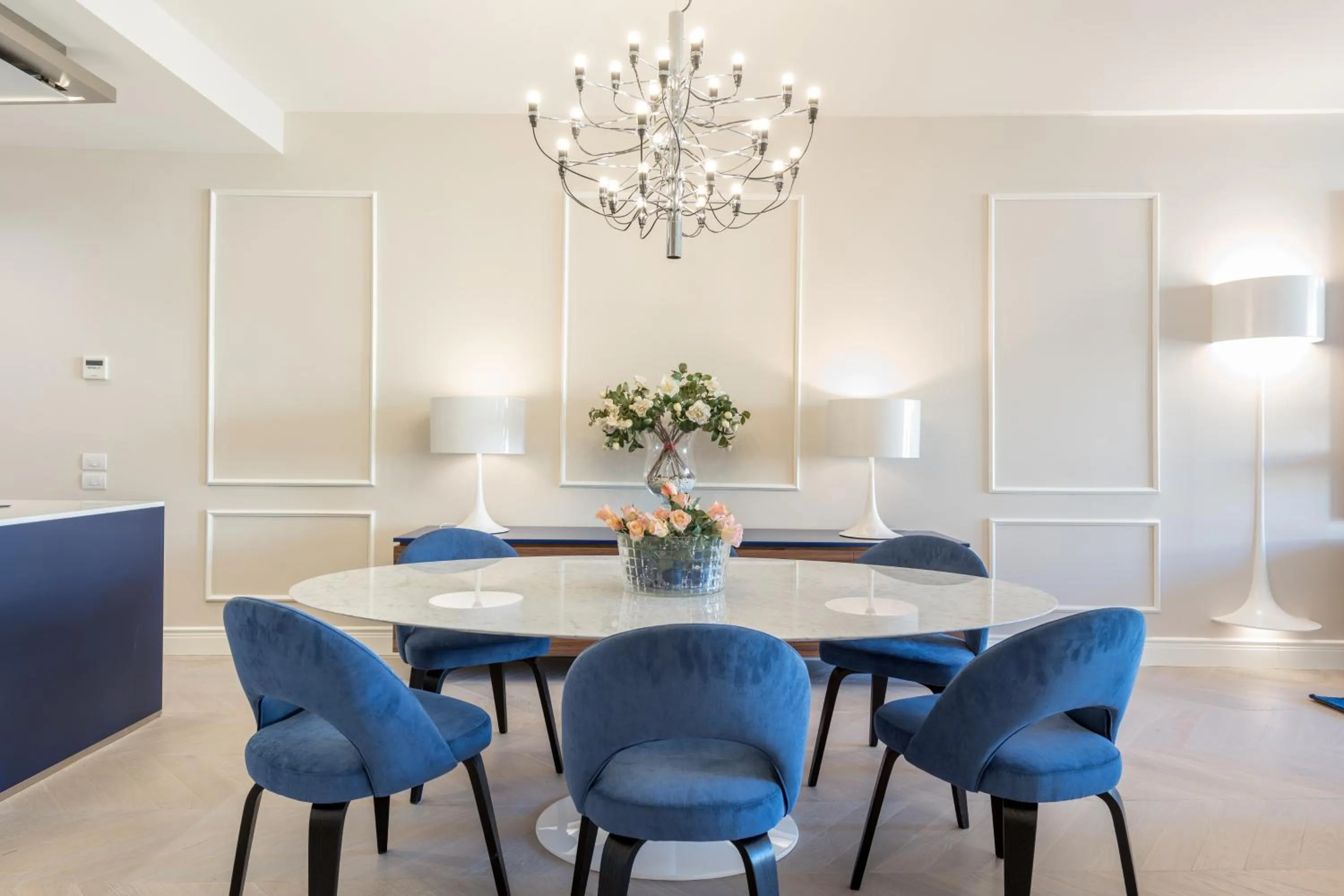 Dining area in Luxury Blue River by Mmega