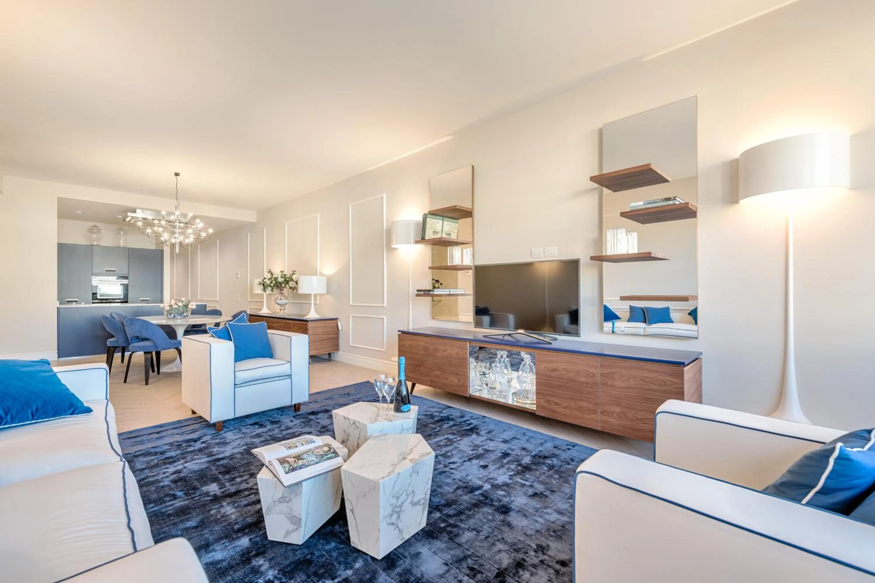 Communal lounge/ TV room in Luxury Blue River by Mmega