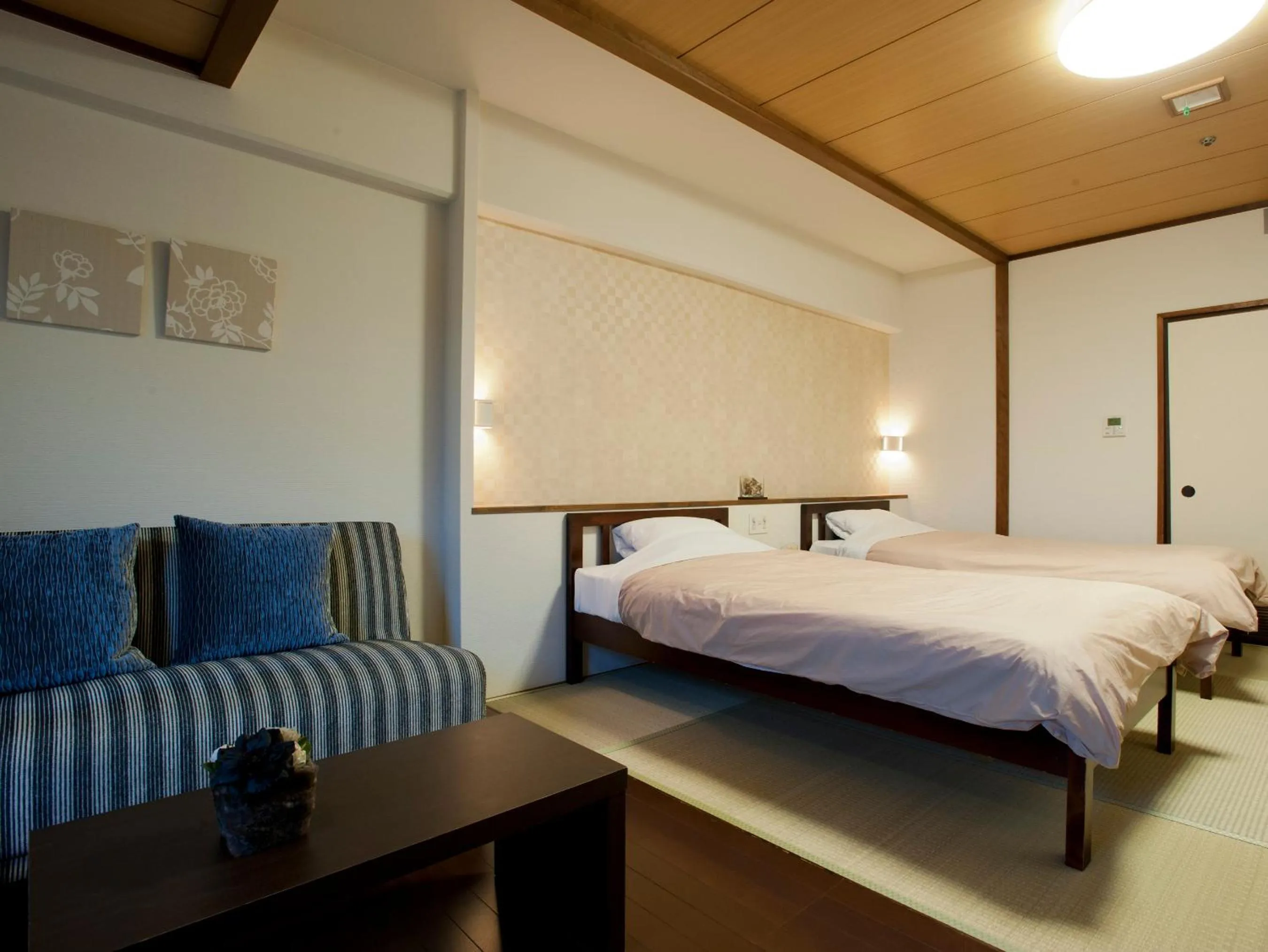 Photo of the whole room in Maple Arima