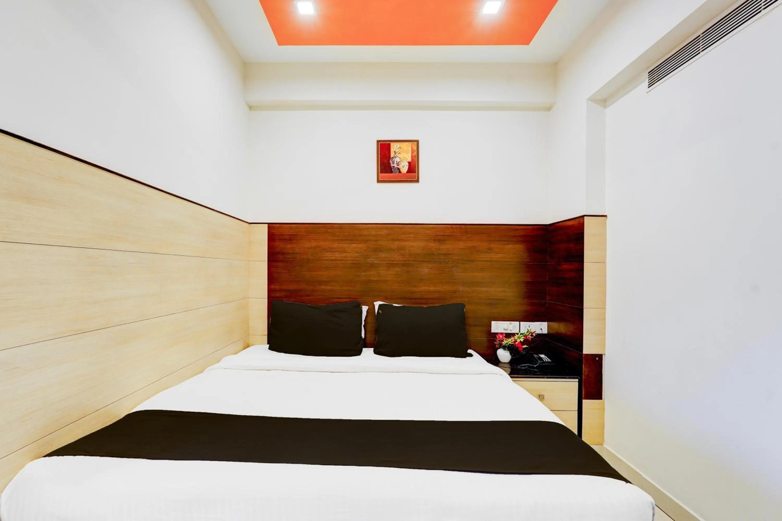 Bedroom, Bed in Super Townhouse Chennai Near Airport Formerly Sai Bala Budget