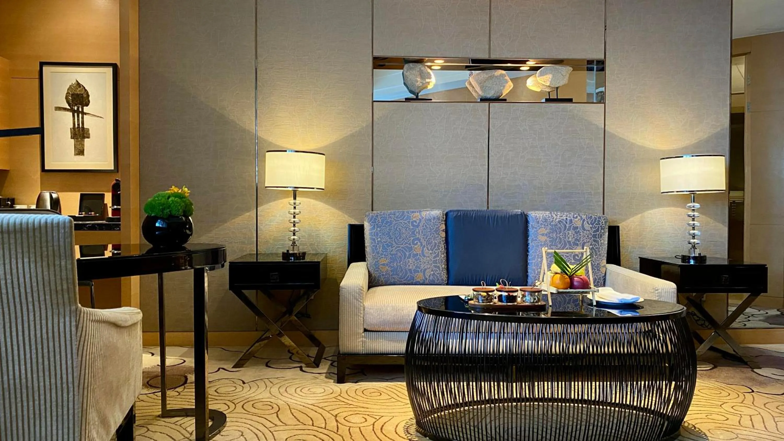 Living room in Crowne Plaza Xi'an by IHG