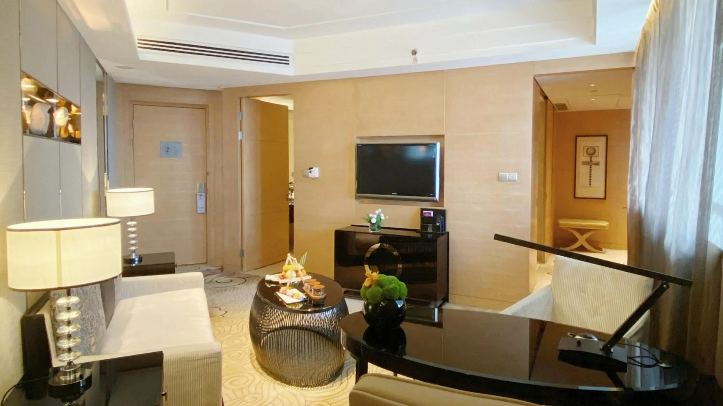 TV and multimedia in Crowne Plaza Xi'an by IHG