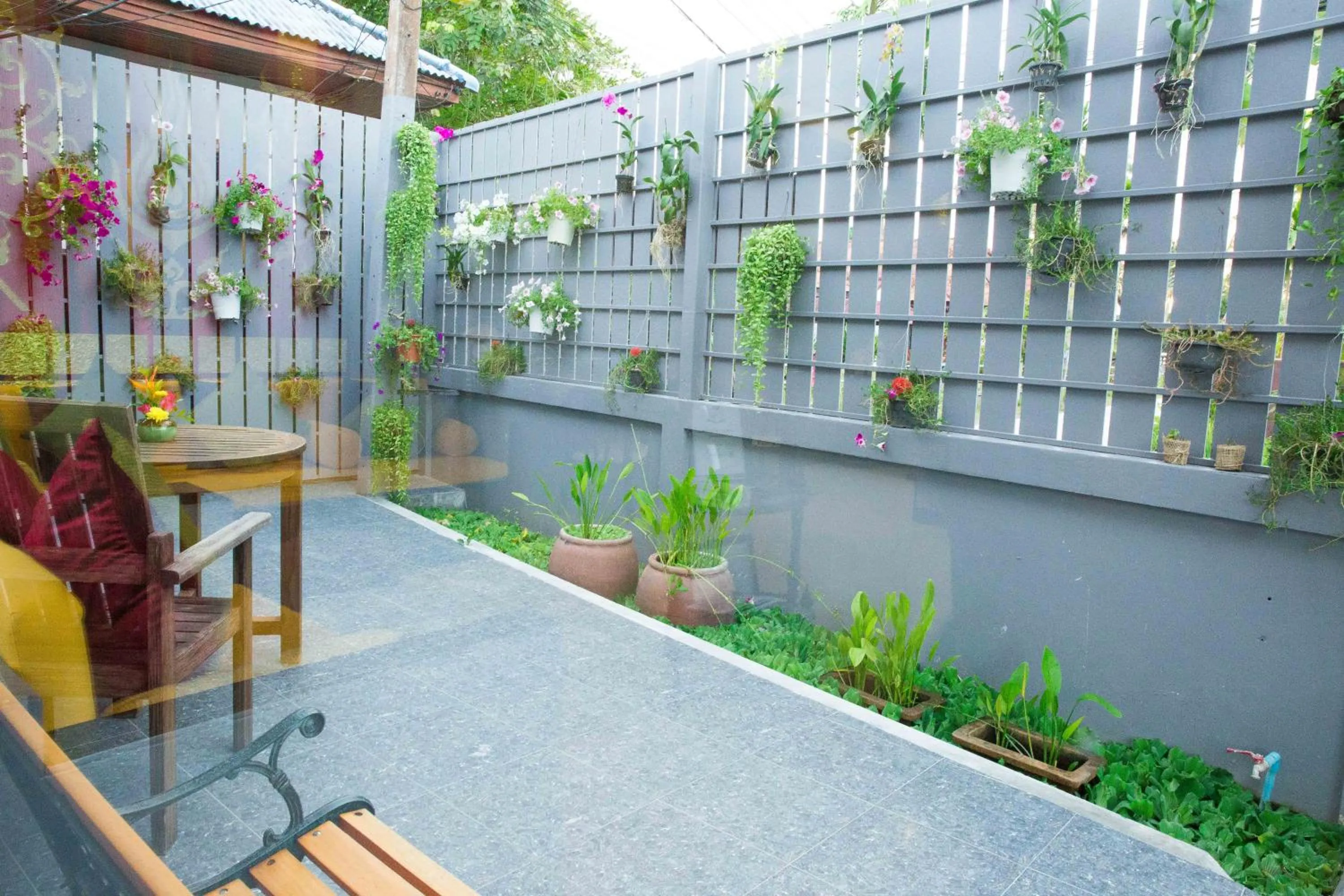 Restaurant/places to eat in The Florist Resort