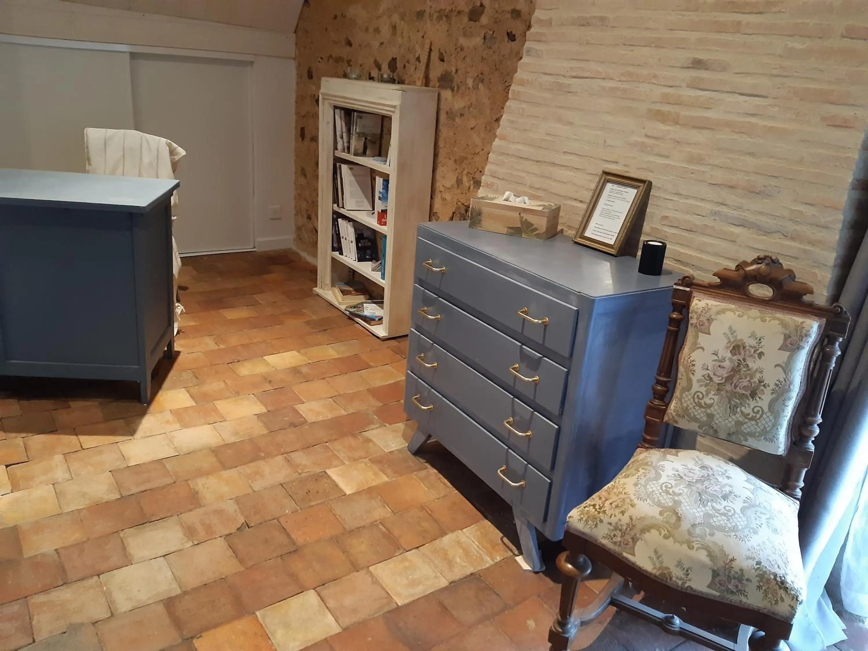 Photo of the whole room in La Treille