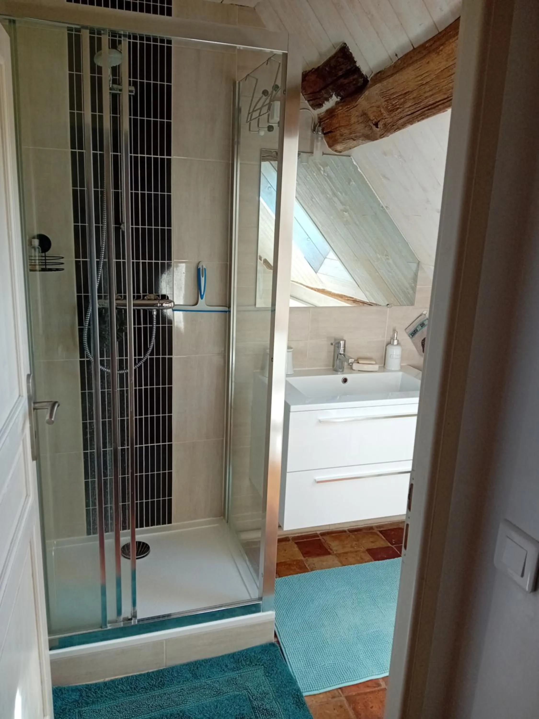 Shower in La Treille