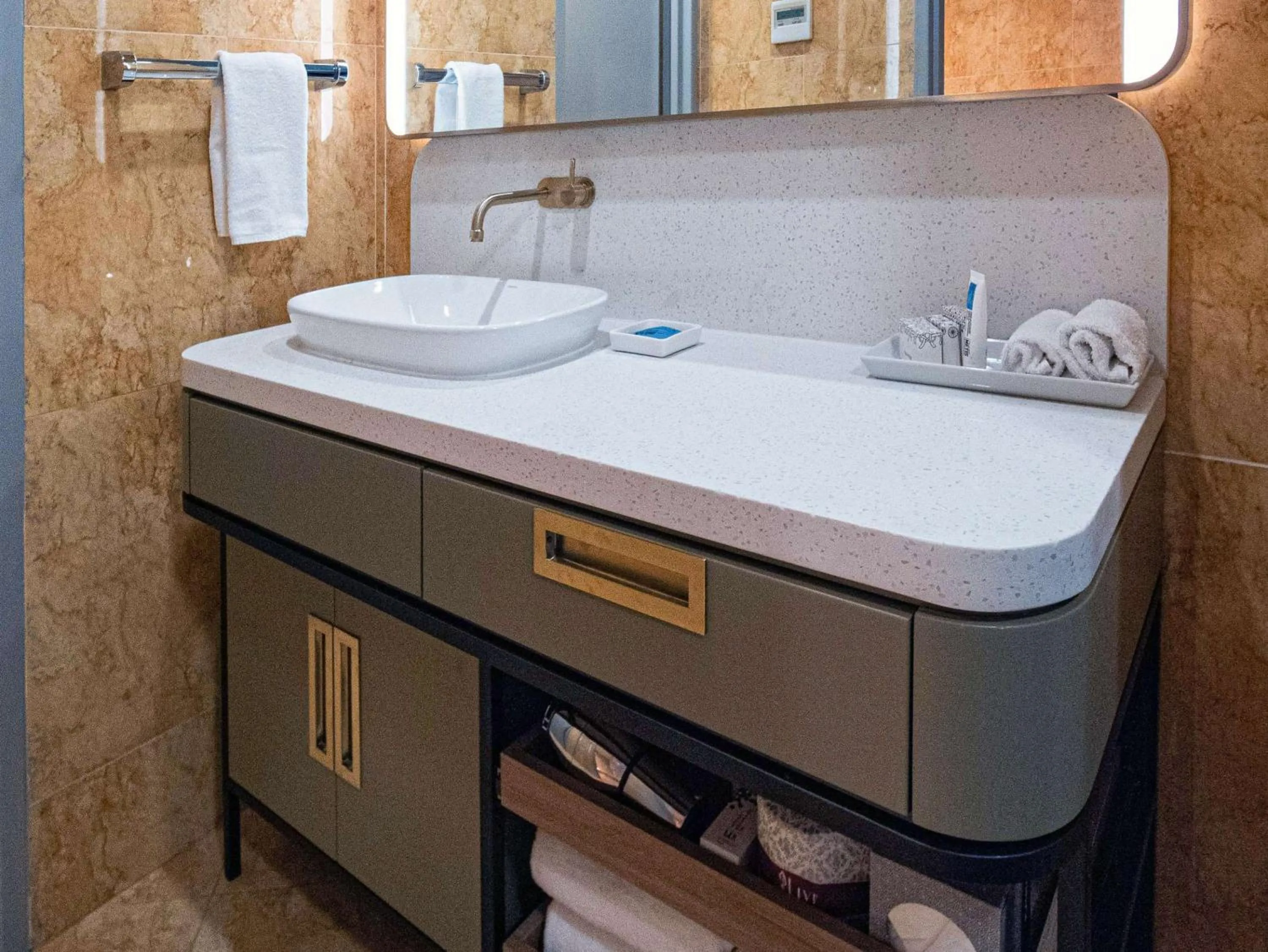 Bathroom in Powerhouse Hotel Tamworth by Rydges