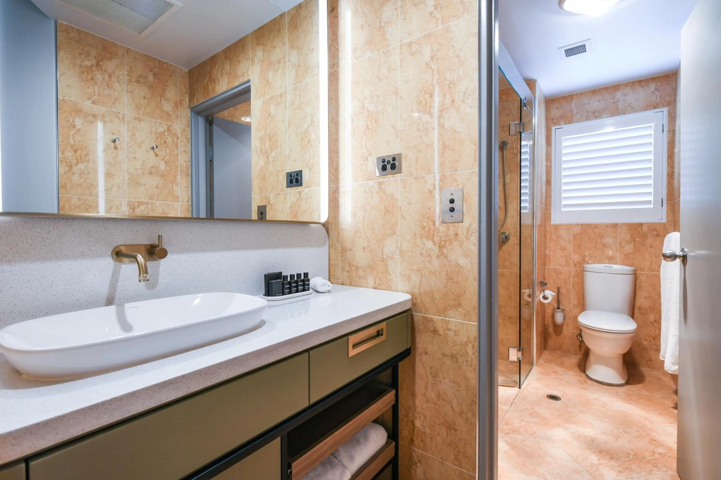 Bathroom in Powerhouse Hotel Tamworth by Rydges