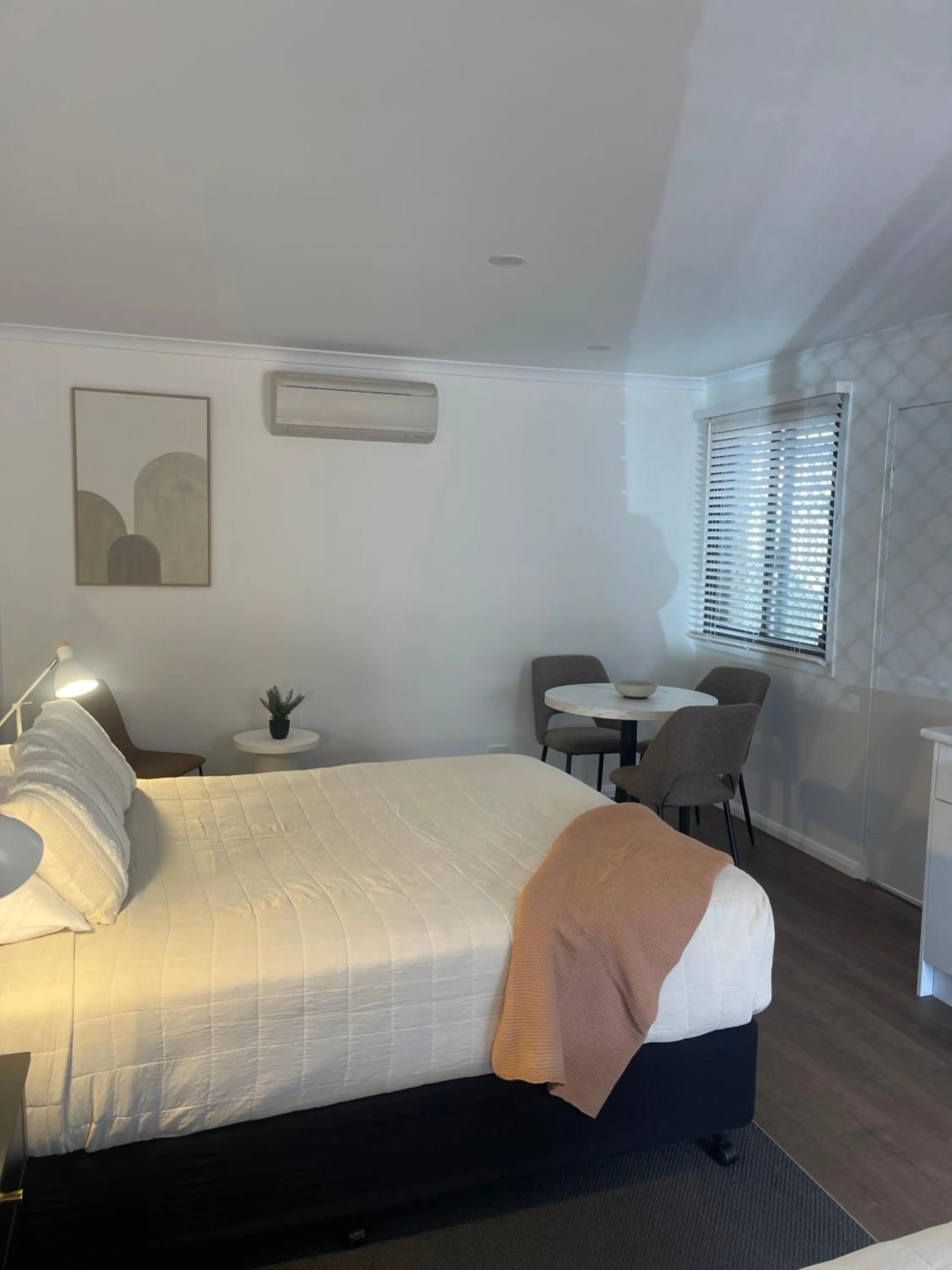 Bed in Estelle Kramer Motel