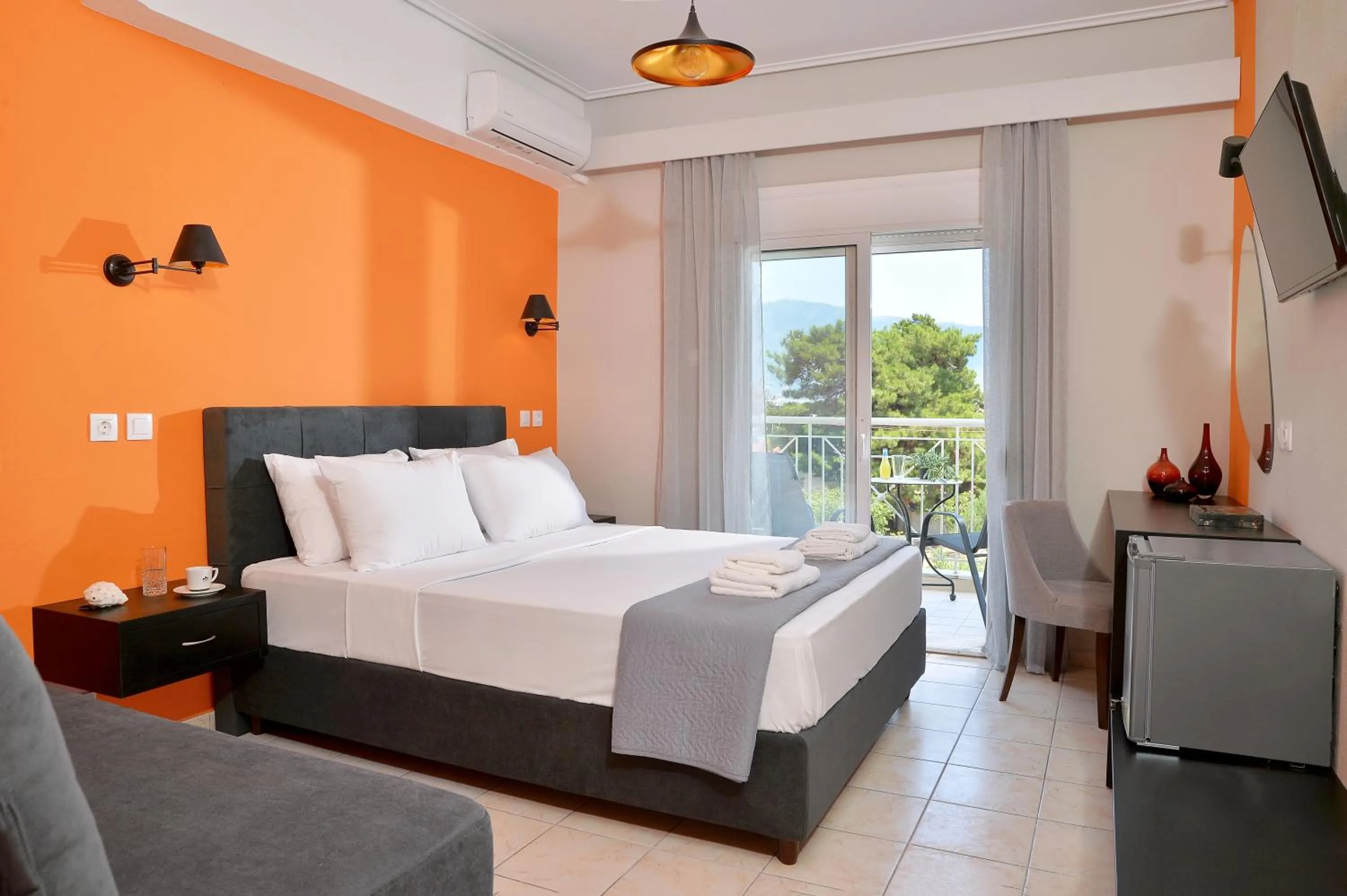 Hot Tub, Bed in Hotel Kalloni