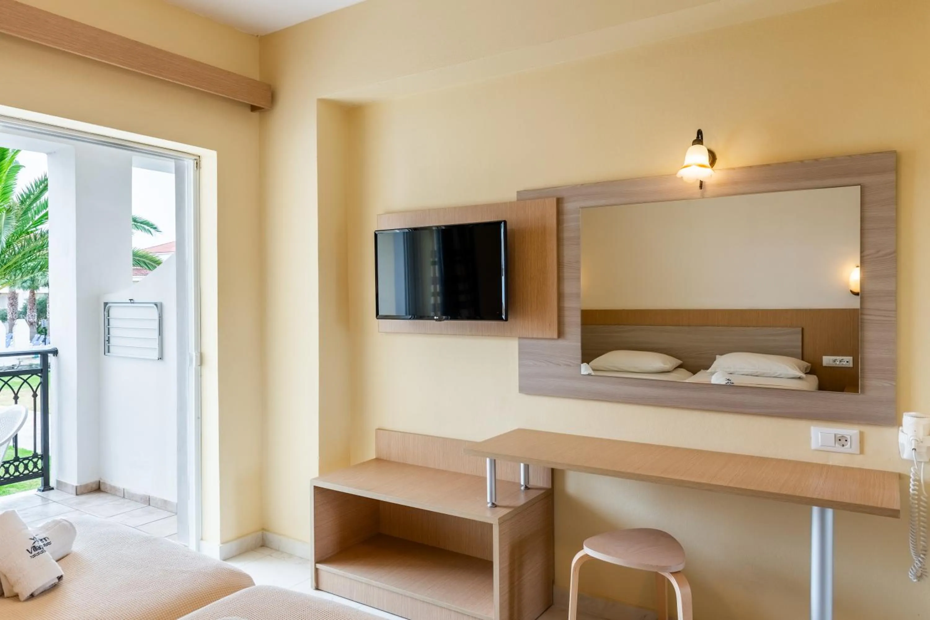 TV and multimedia, Bed in Village Inn Studios & Family Apartments