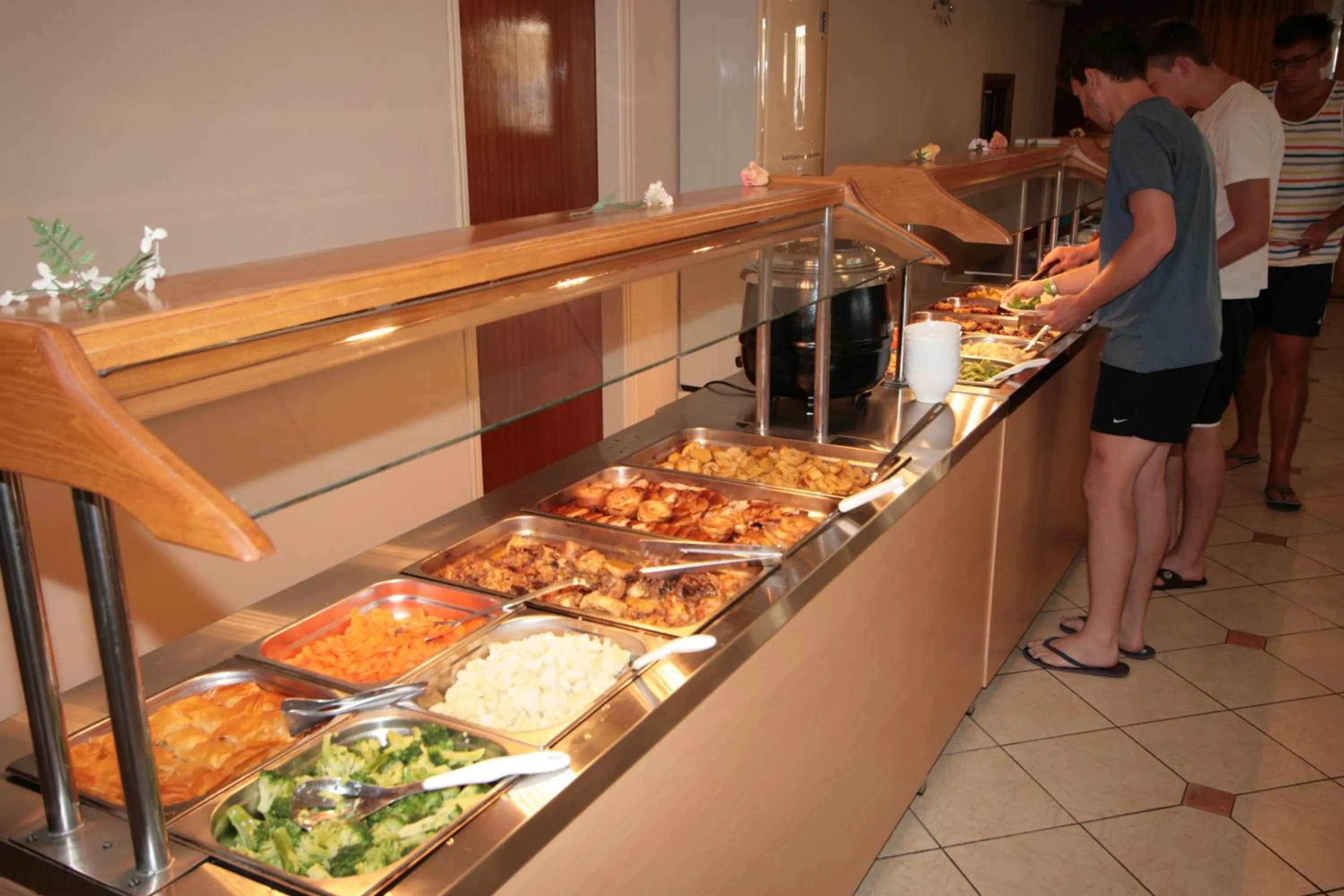 Food in Village Inn Studios & Family Apartments