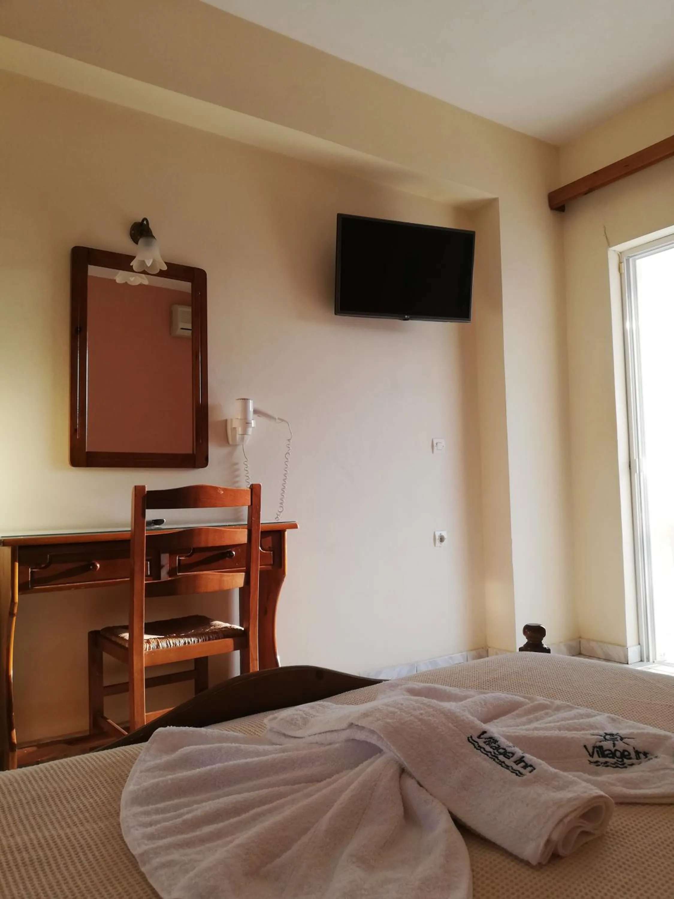 TV and multimedia, Bed in Village Inn Studios & Family Apartments