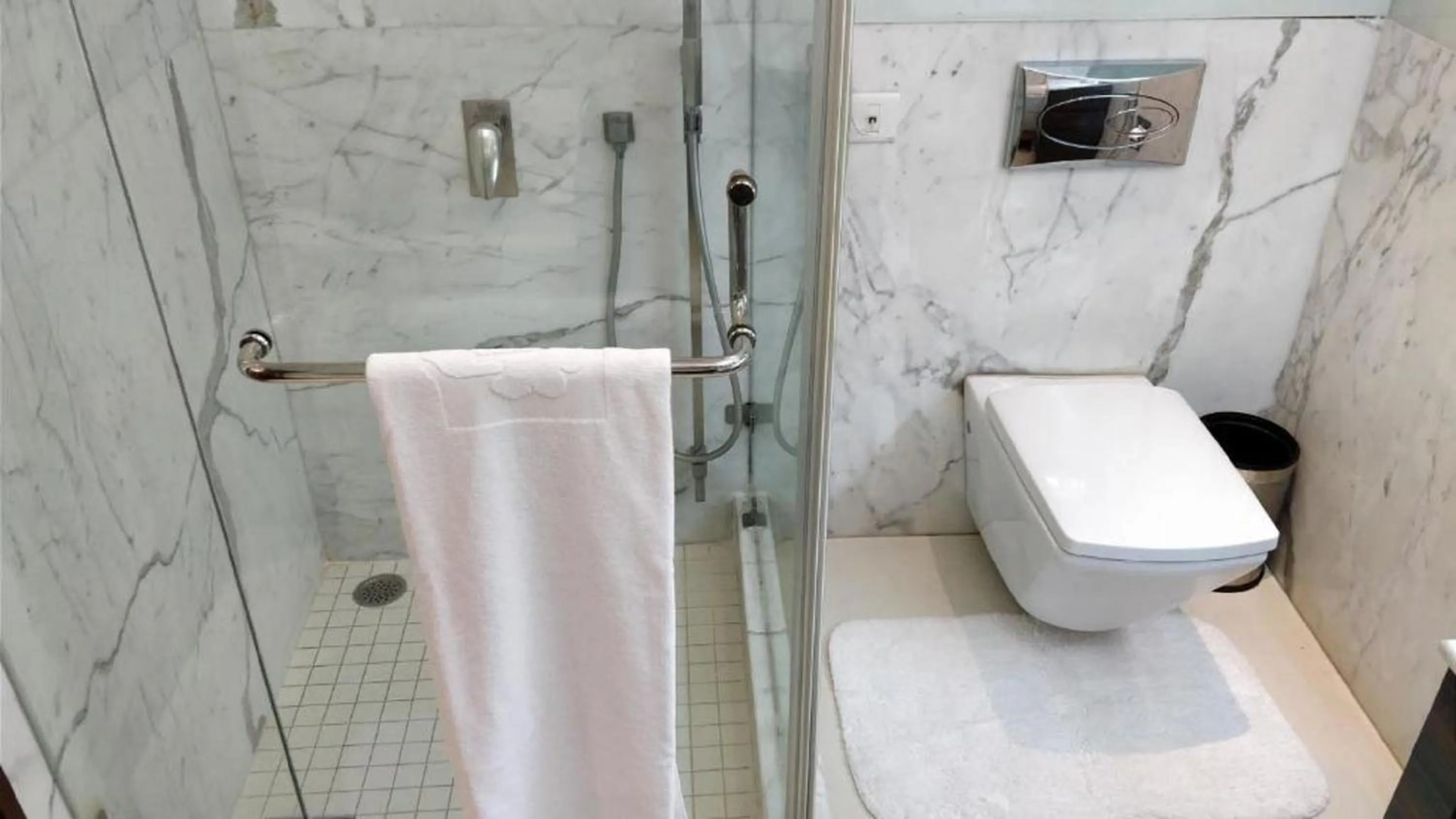 Shower in Jaypee Siddharth