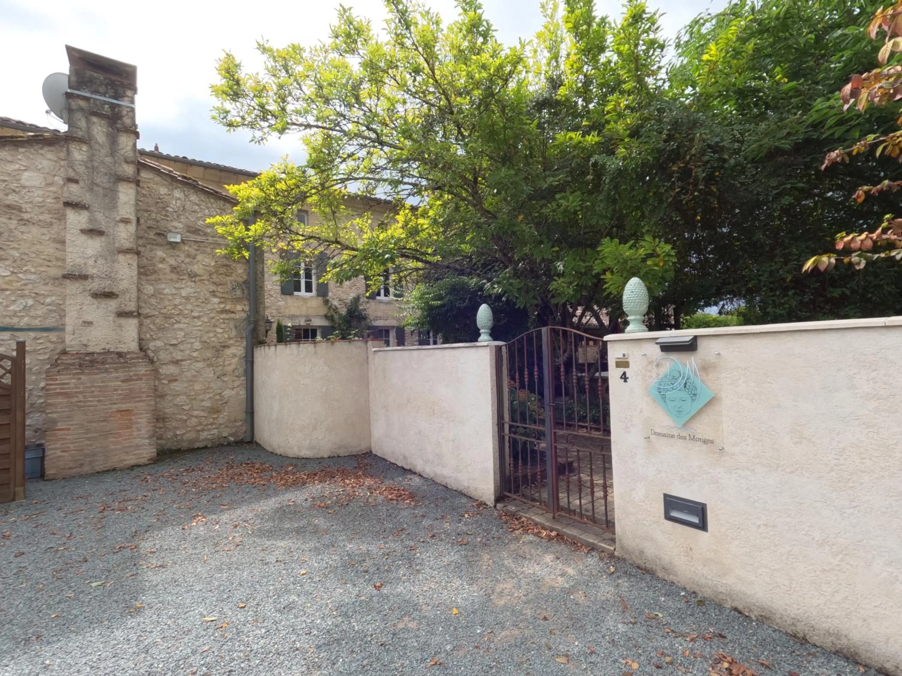 Parking in Domaine des Monges