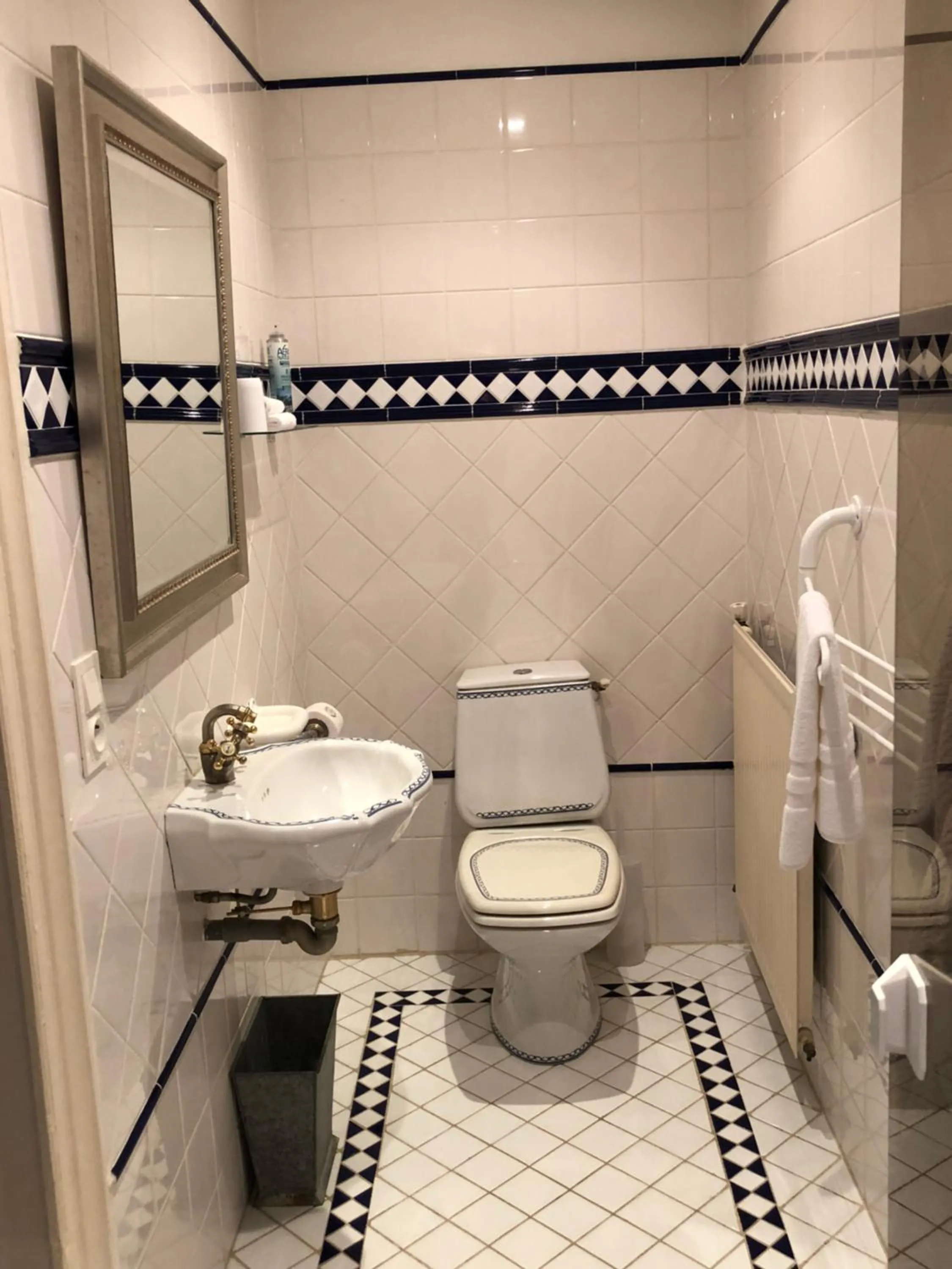 Toilet in Domaine des Monges