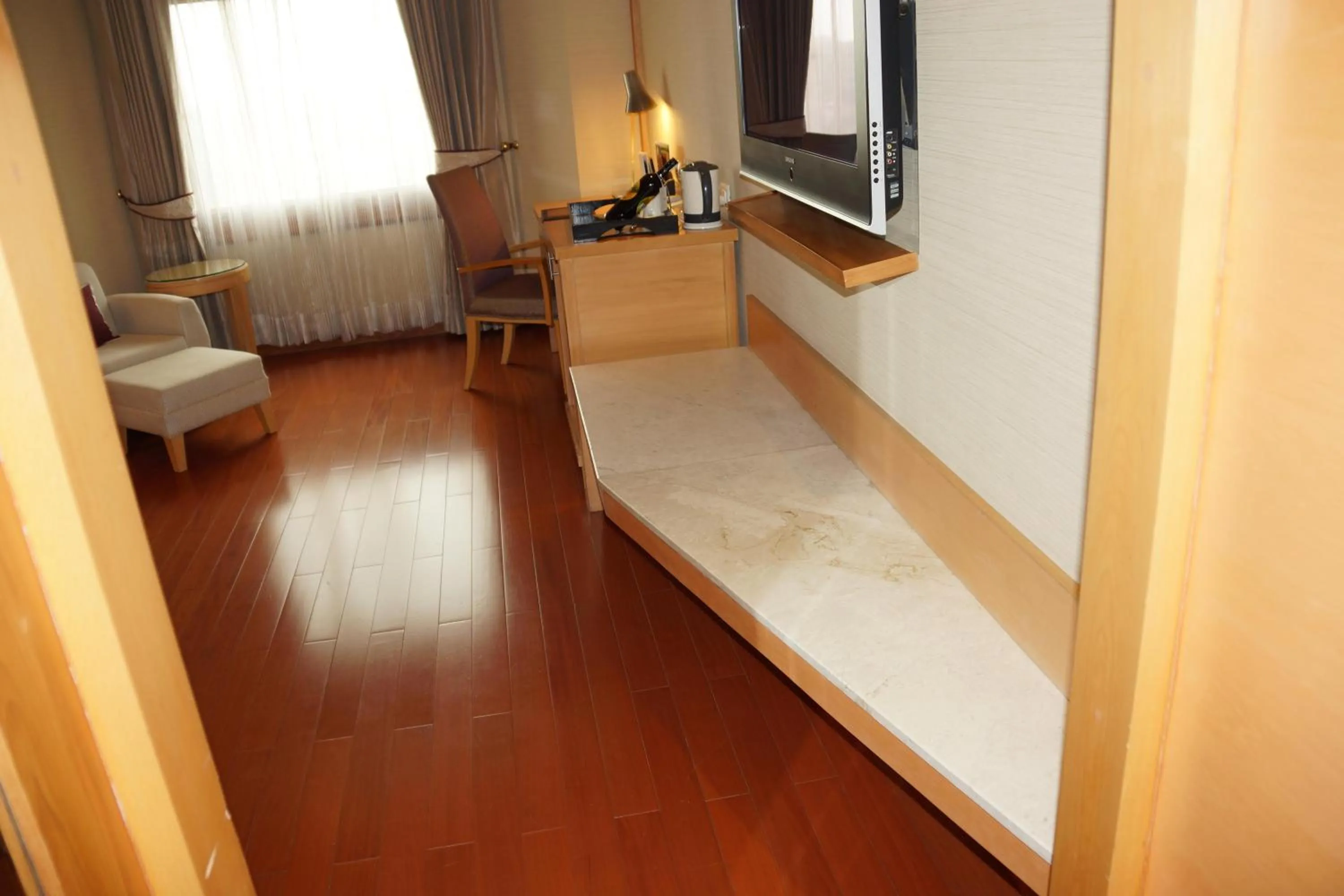 Seating area, Bed in Jaypee Vasant Continental