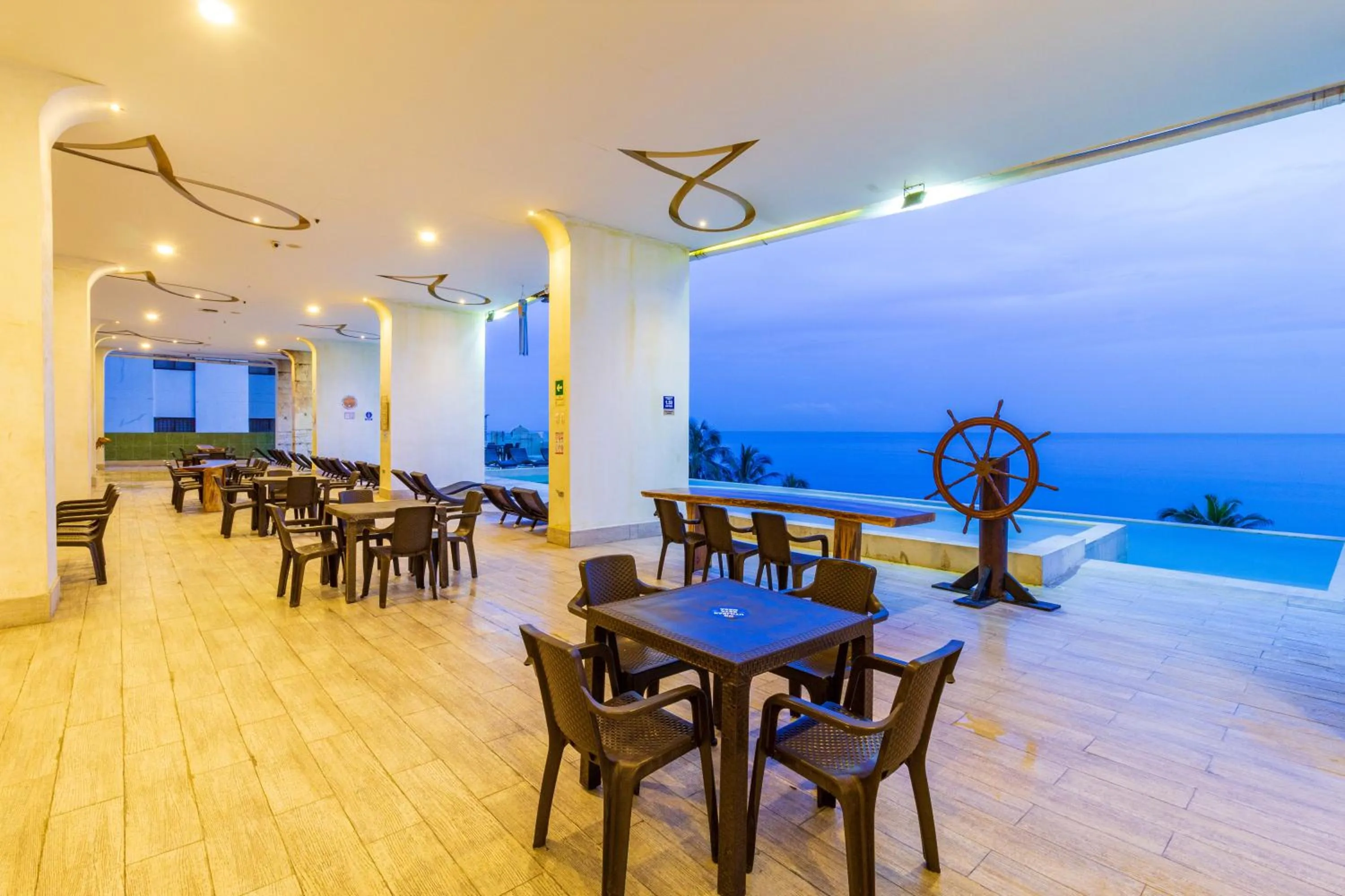 Swimming pool in Hotel Cartagena Dubai