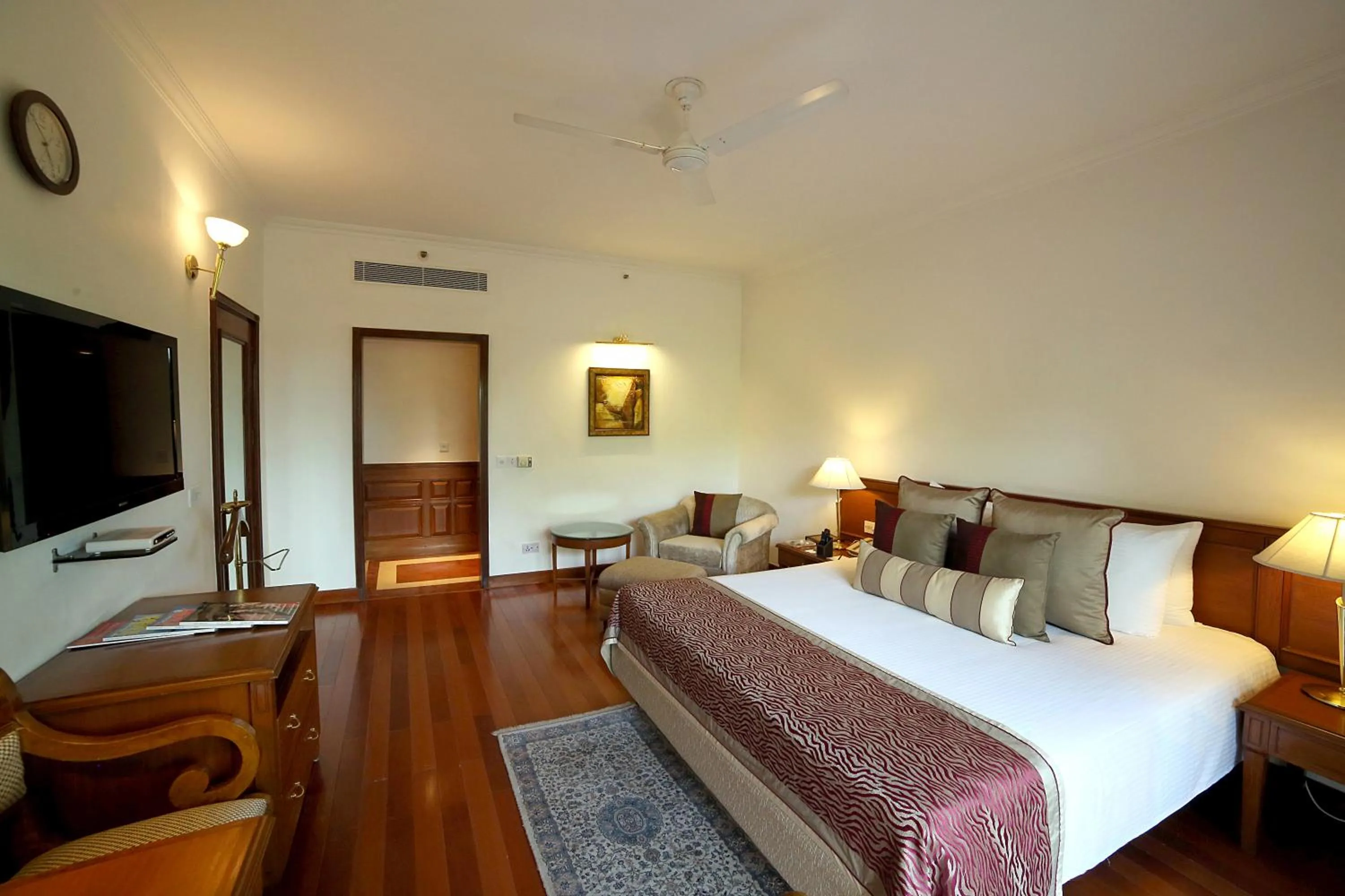 Photo of the whole room, Bed in Jaypee Palace Hotel