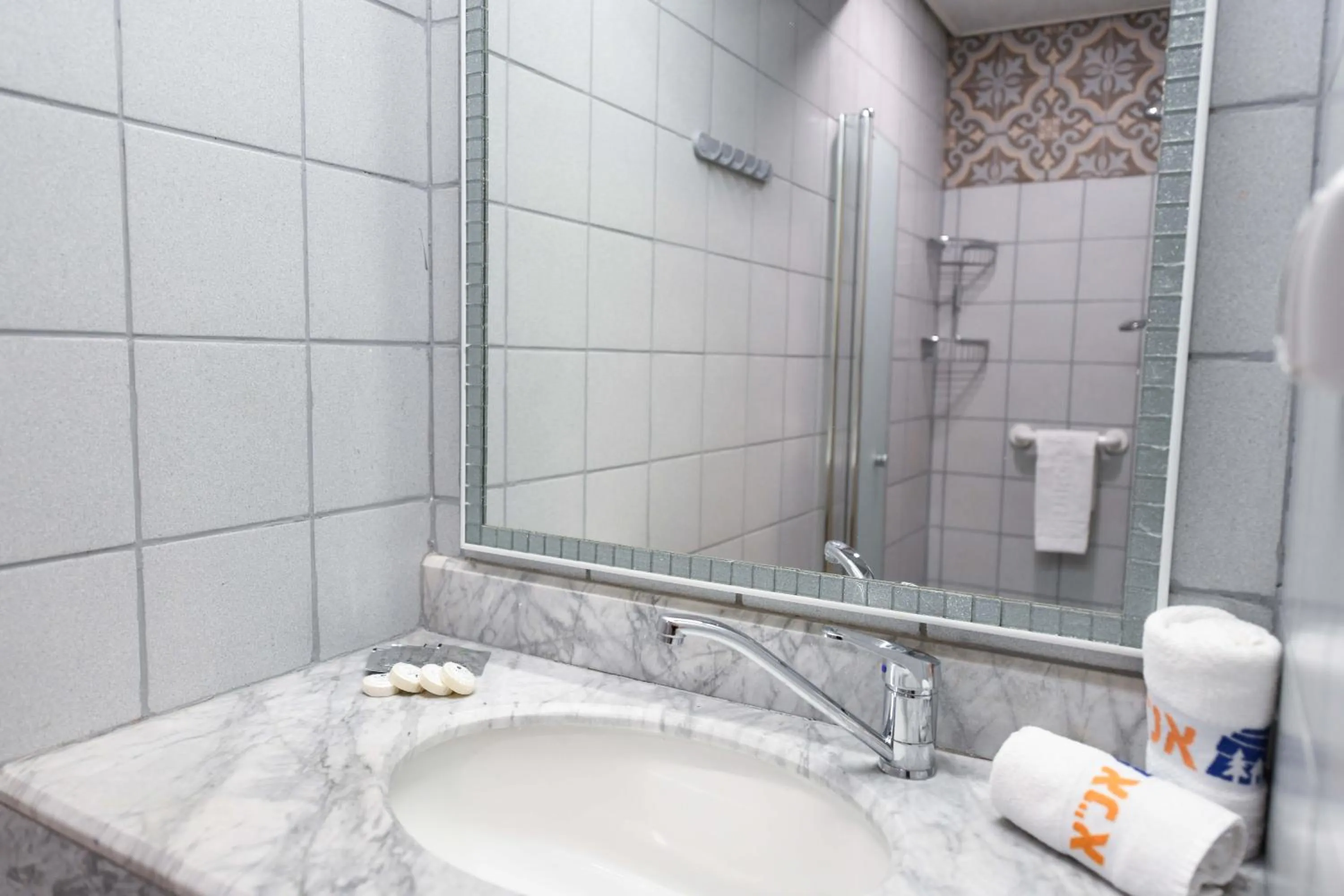 Bathroom in HI - Eilat Hostel