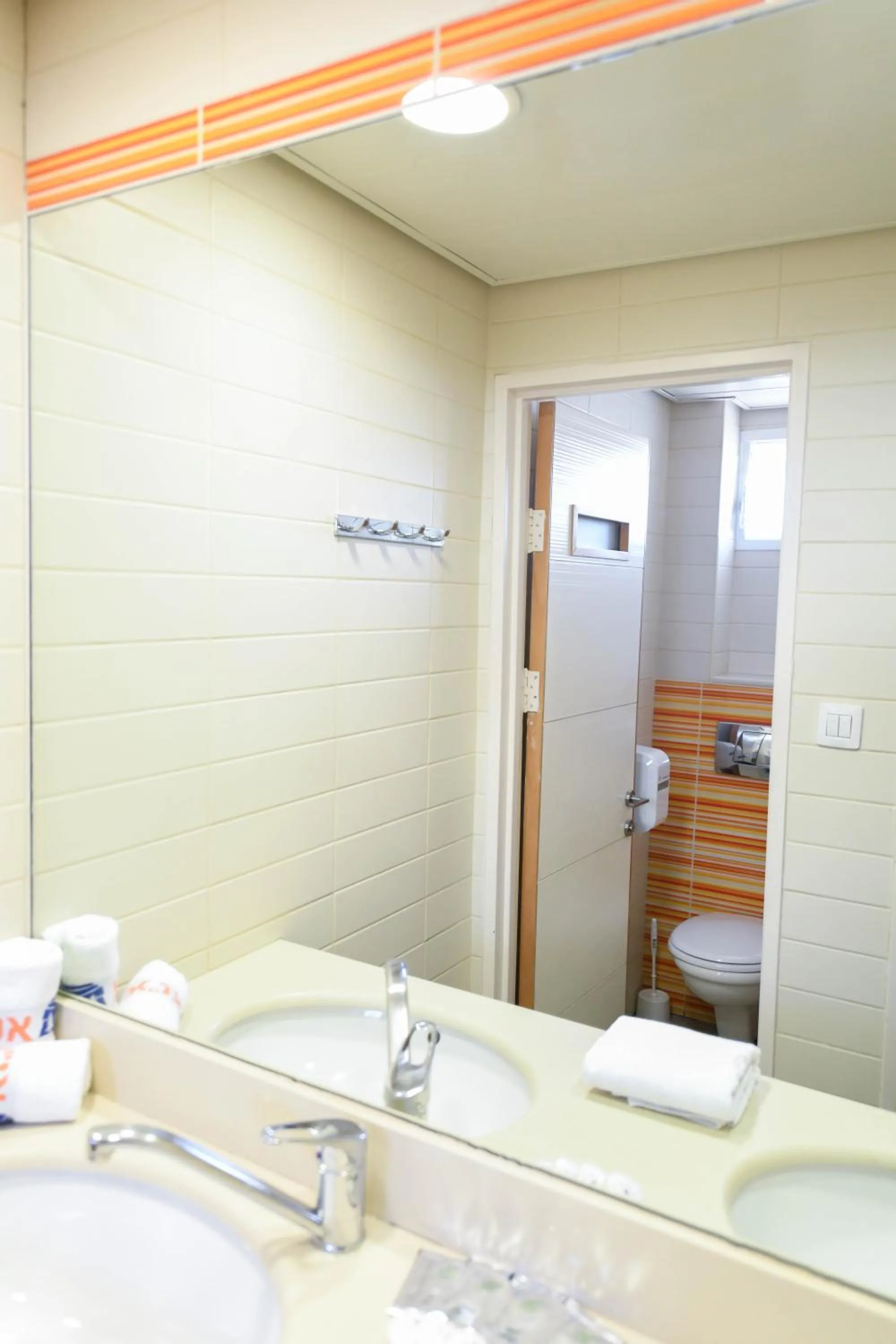 Toilet in HI - Eilat Hostel