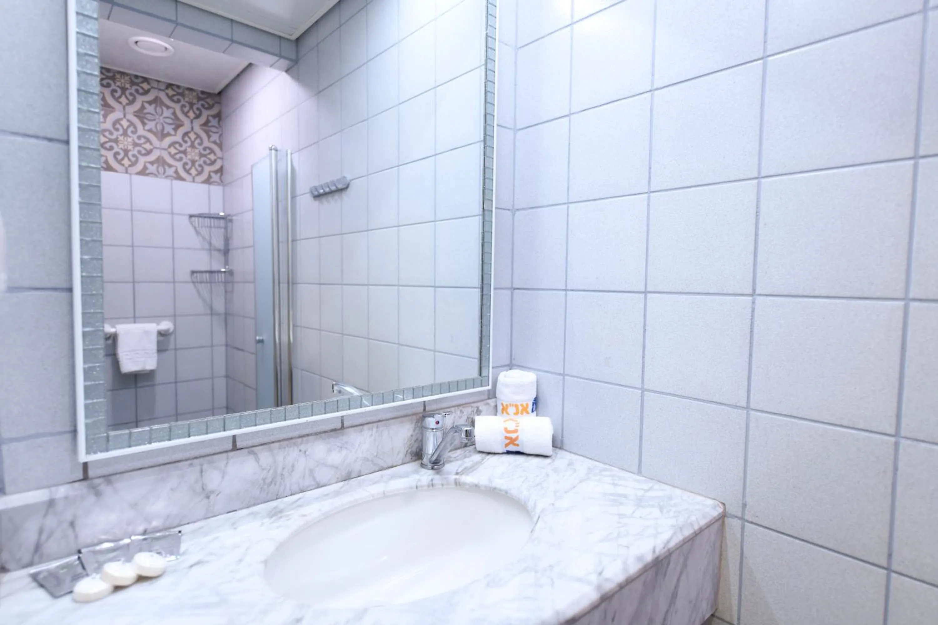 Shower in HI - Eilat Hostel