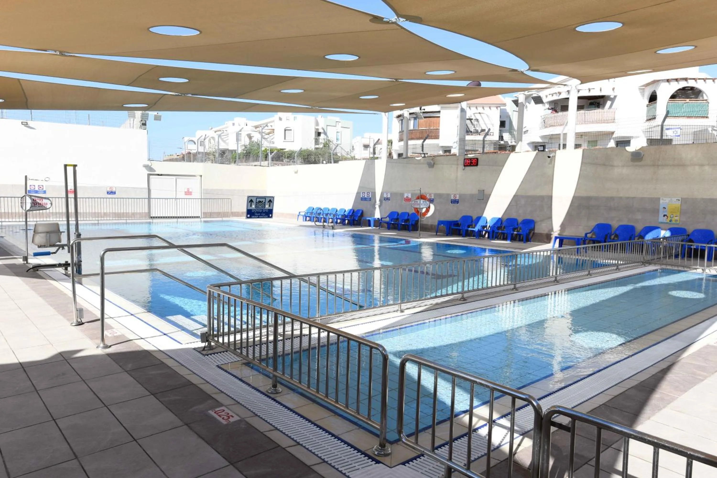 Swimming pool in HI - Eilat Hostel