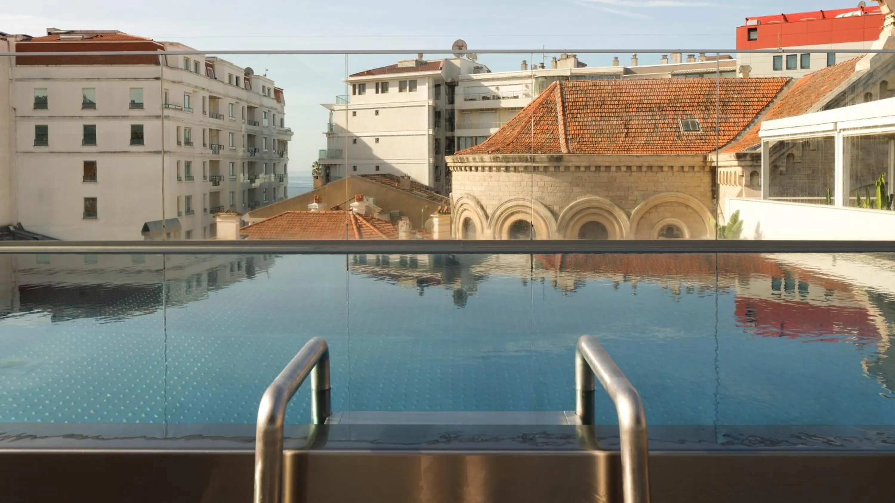 Swimming pool in Five Seas by Inwood Hotels