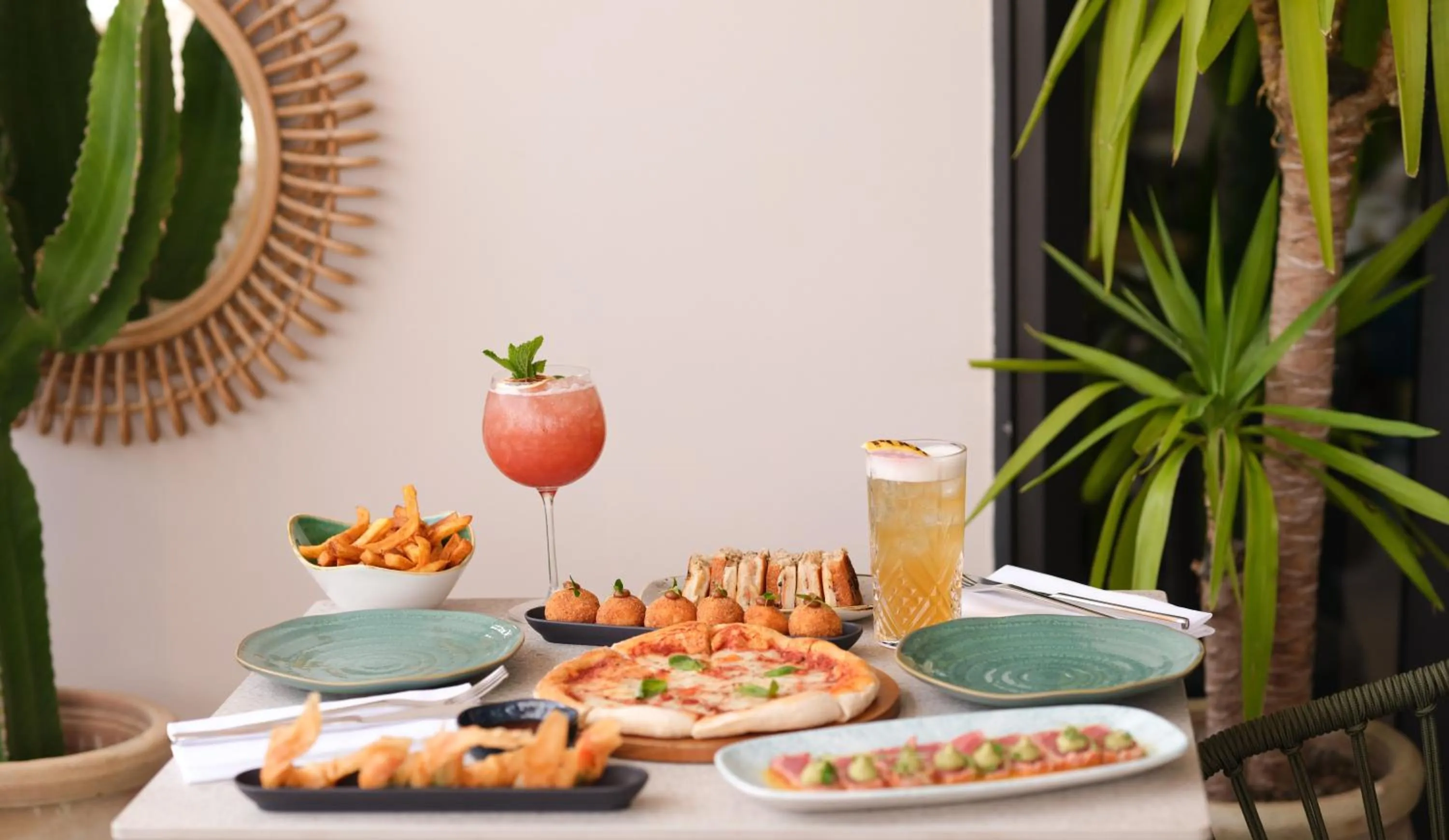 Food and drinks in Five Seas by Inwood Hotels