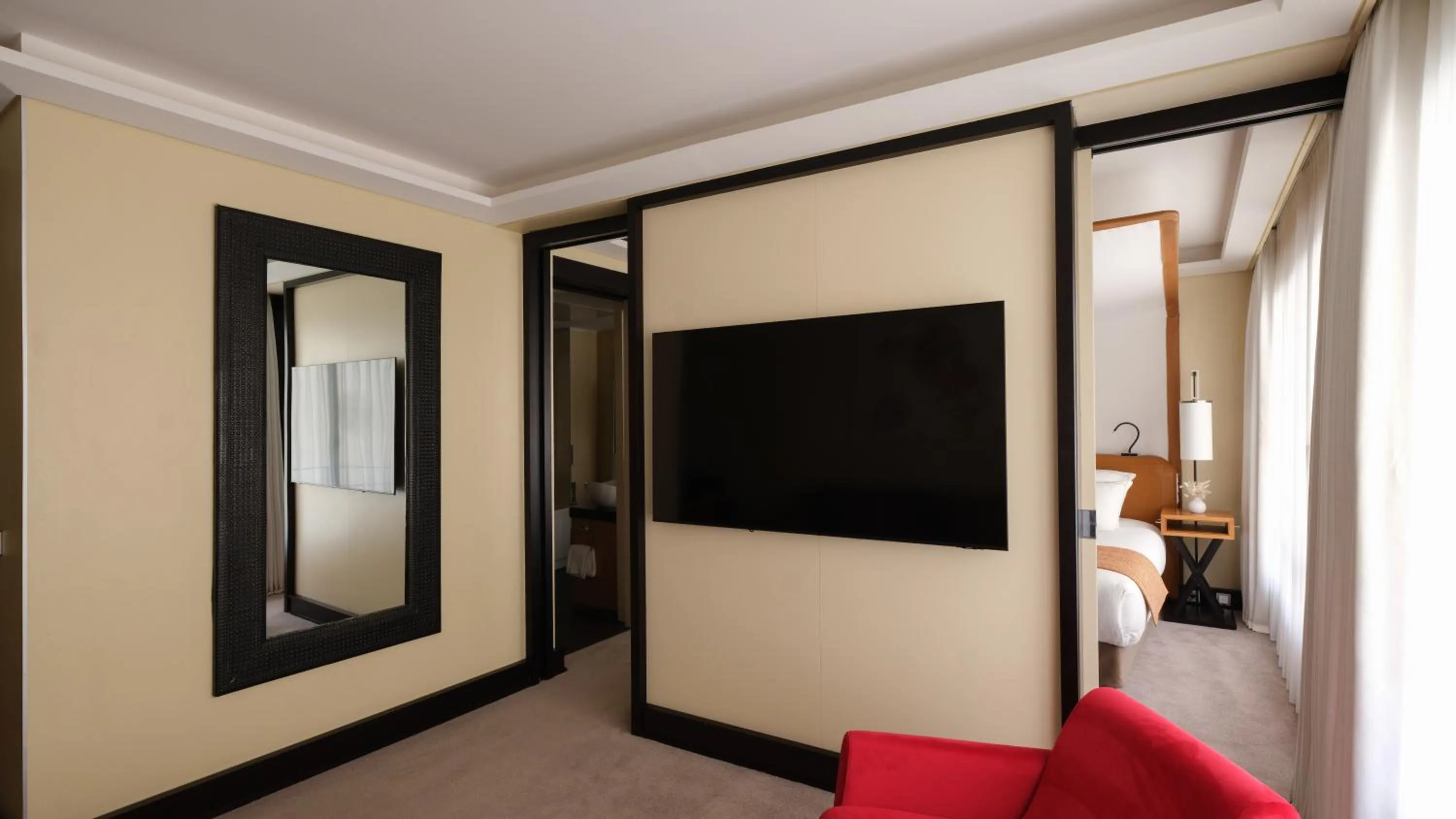 TV and multimedia in Five Seas by Inwood Hotels
