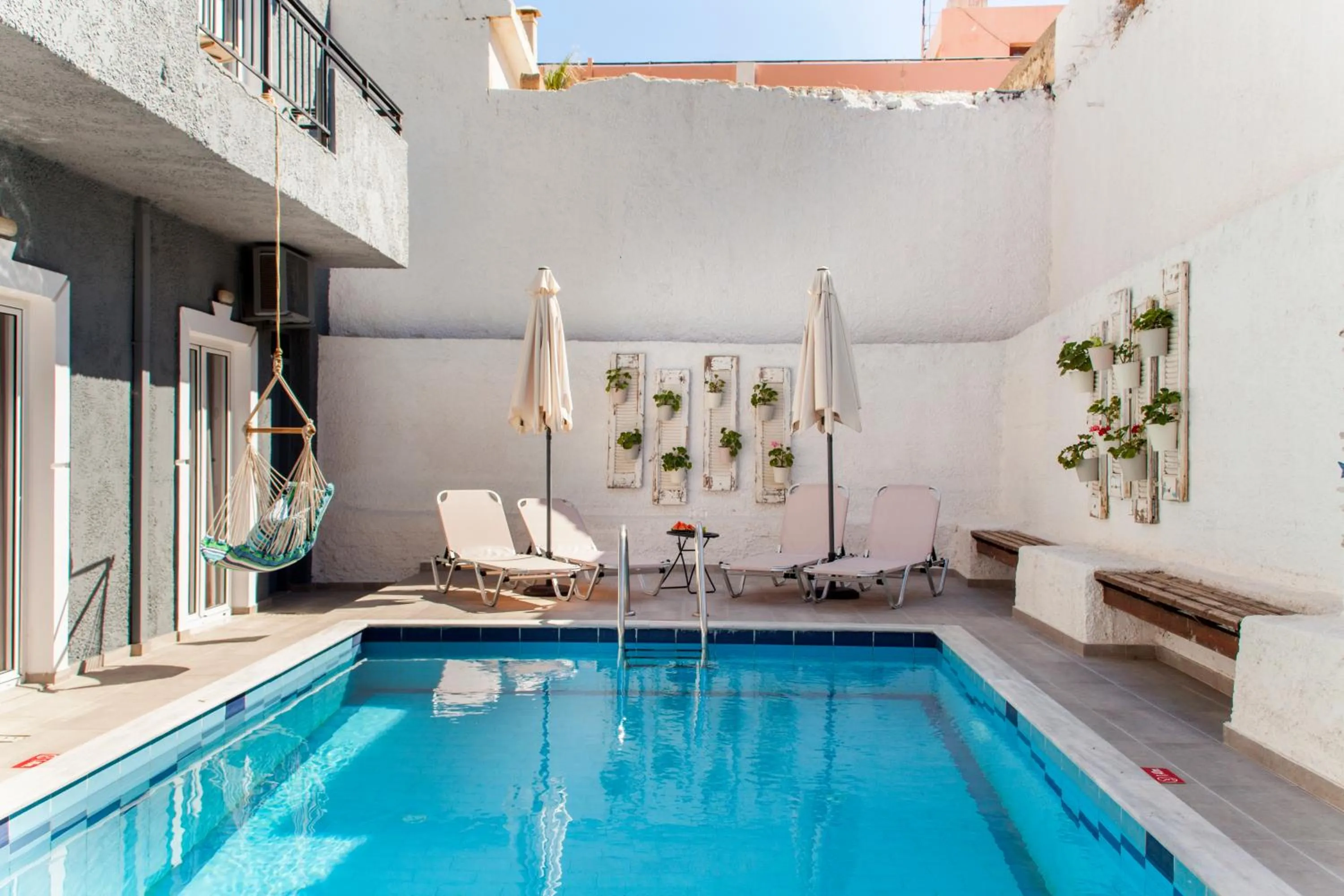 Swimming pool in Elychryson