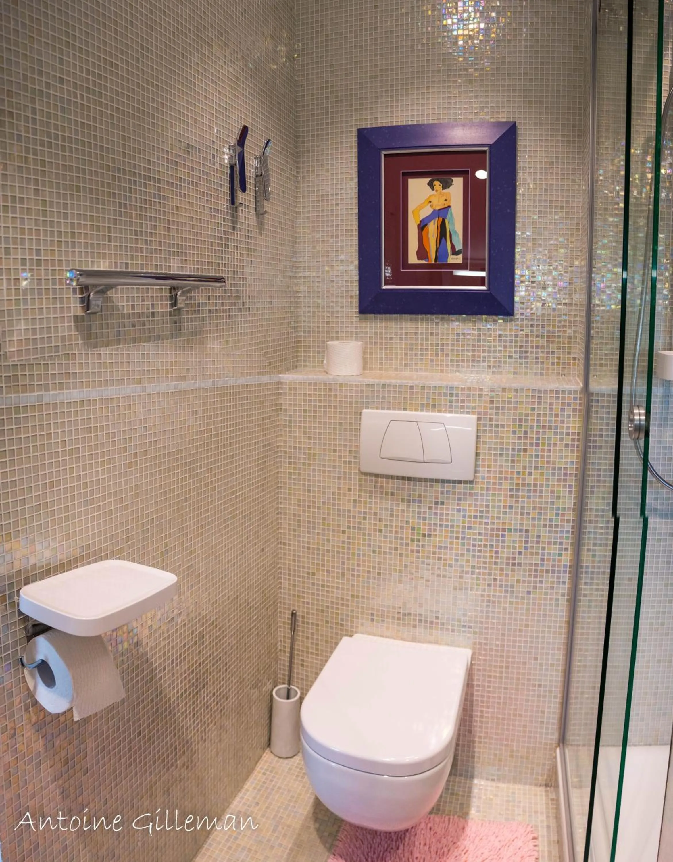 Shower in La Petite Bruyere De Renaix