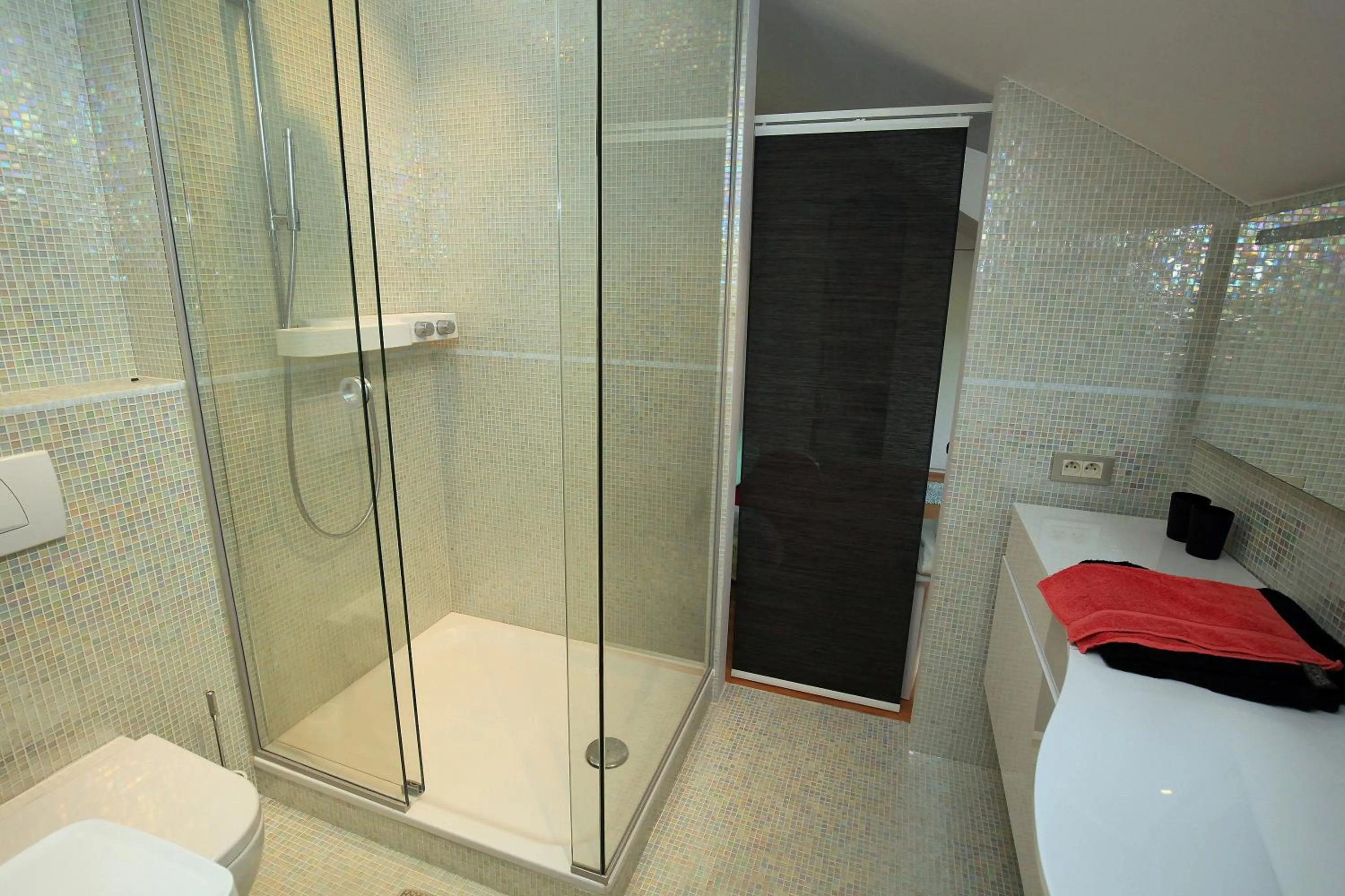 Shower in La Petite Bruyere De Renaix