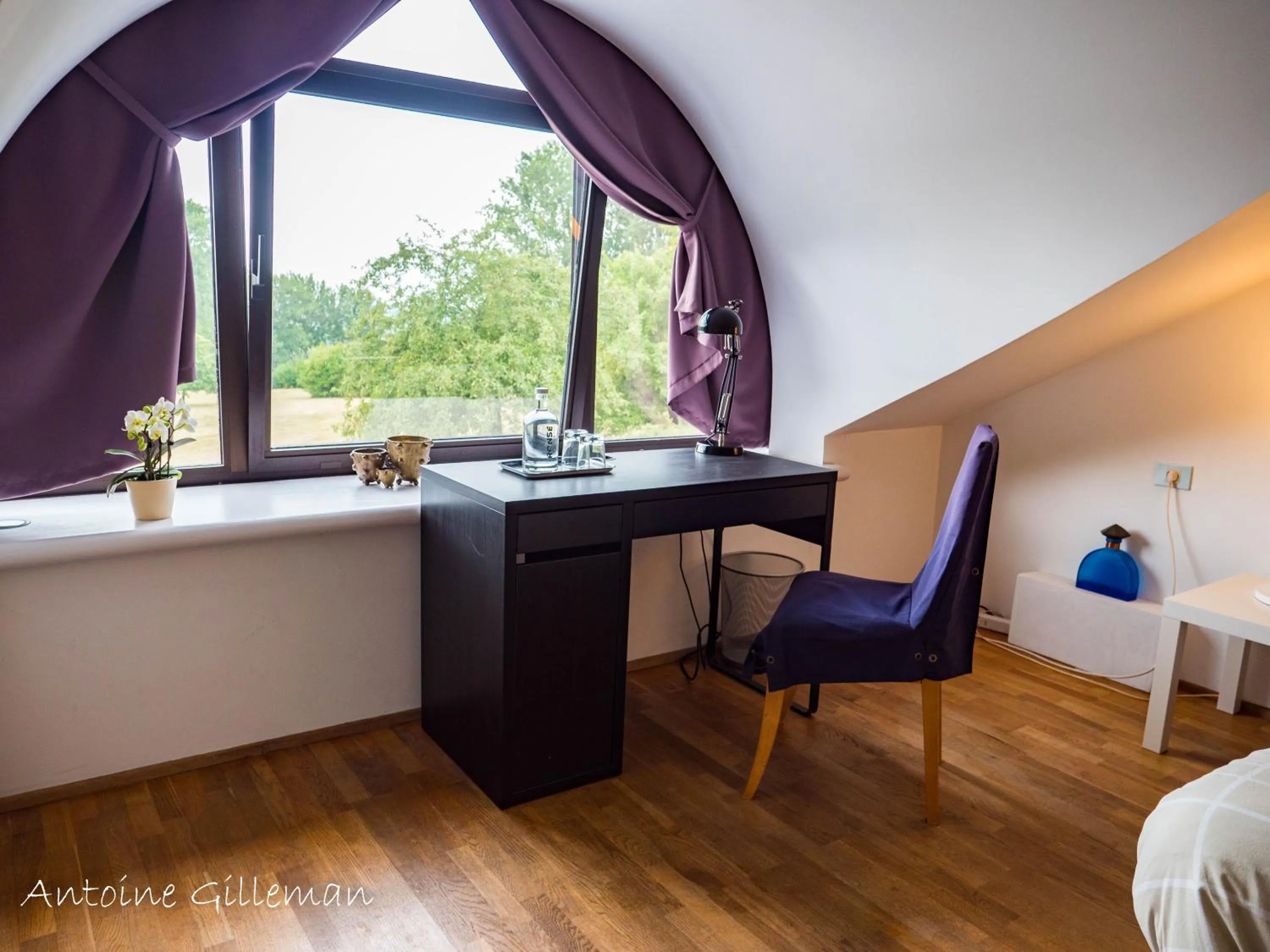 Seating area, Bed in La Petite Bruyere De Renaix