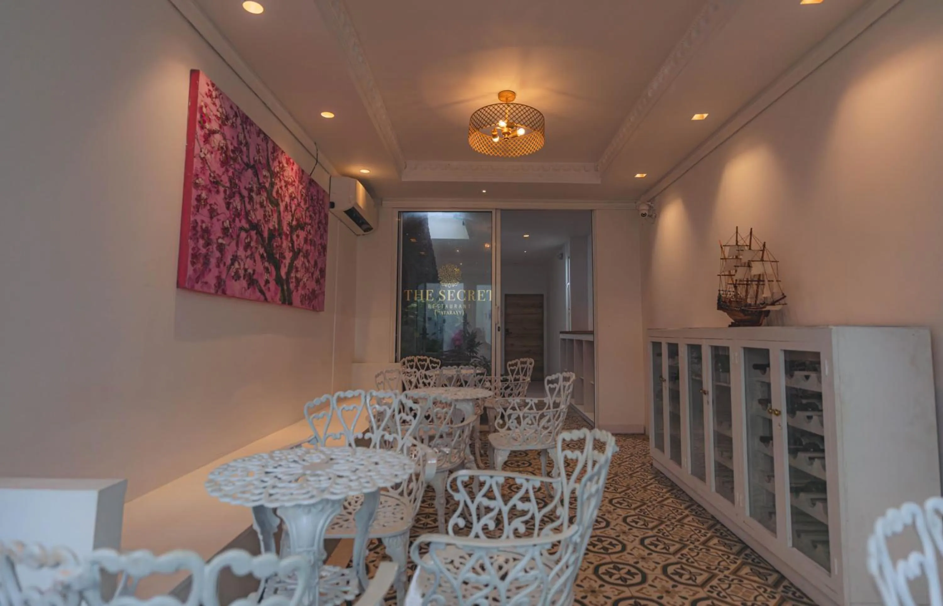 Restaurant/places to eat in Ataraxy Hotel Boutique