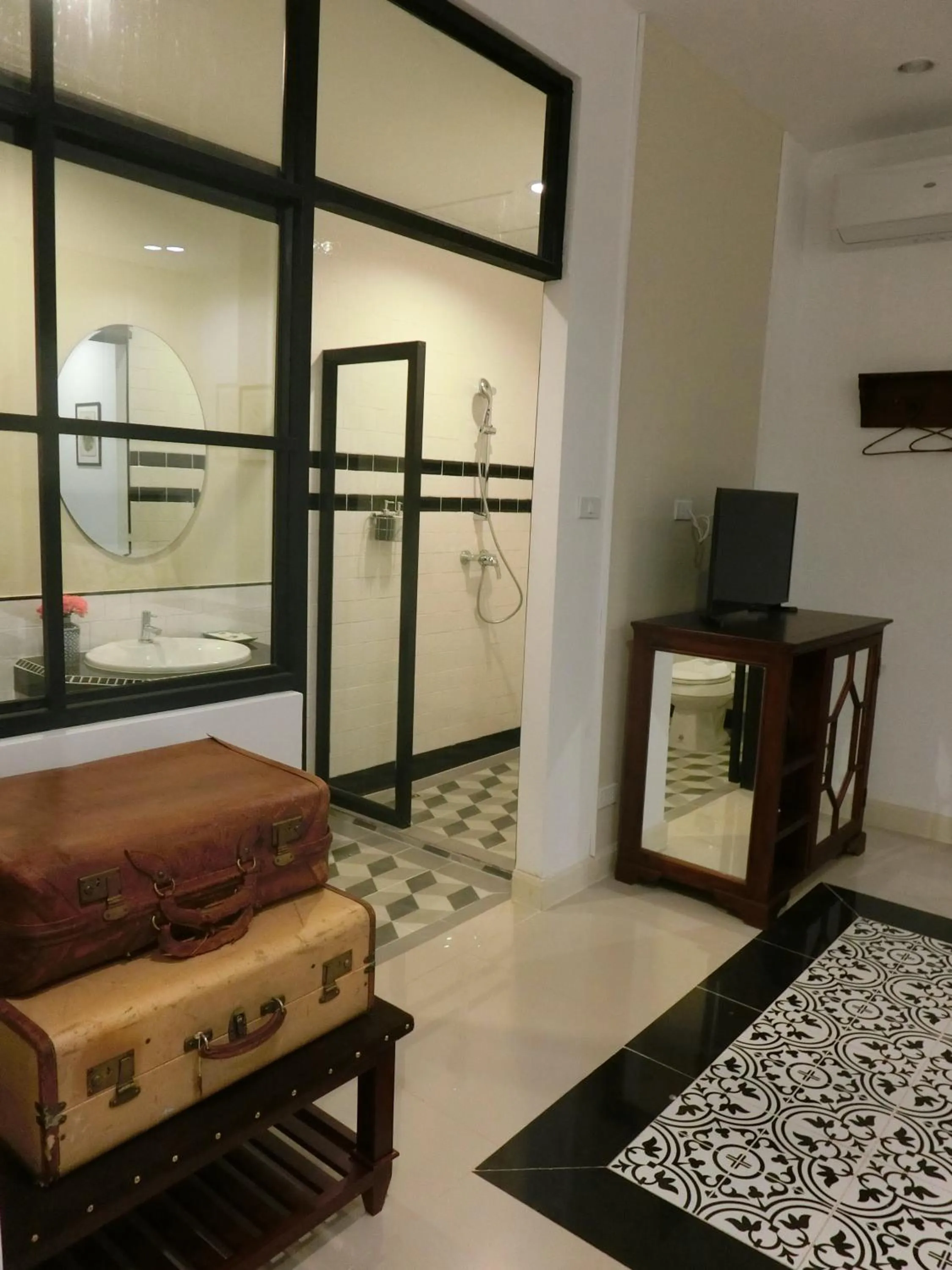 TV and multimedia in Bloom Boutique Hotel & Cafe