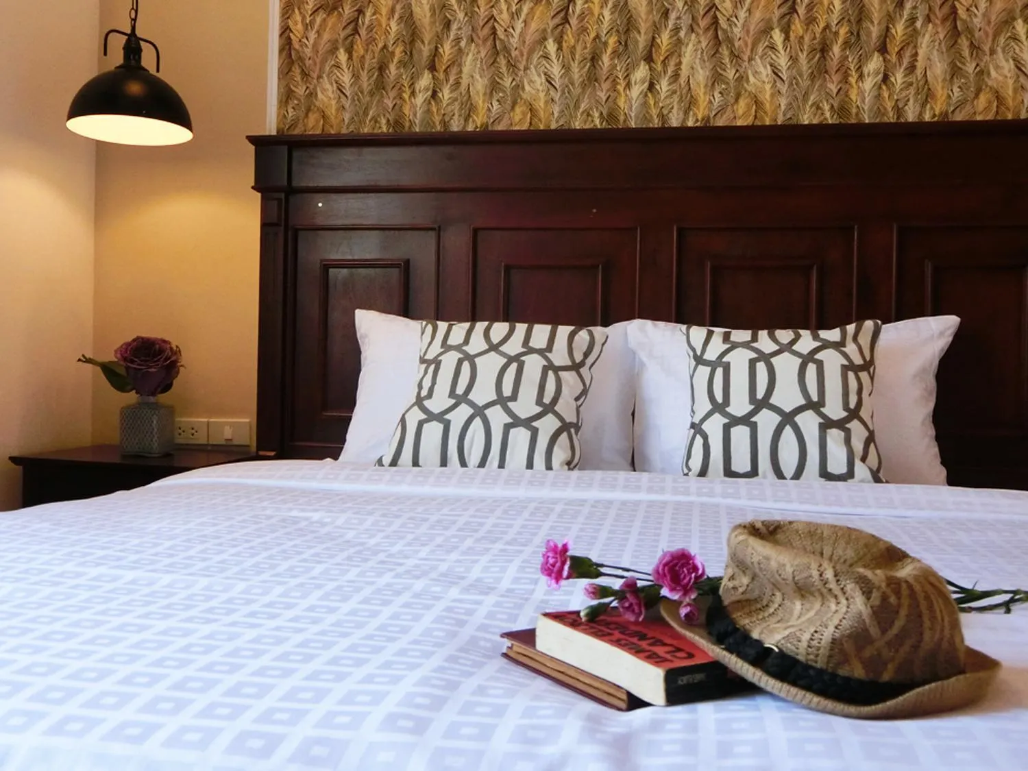 Bed in Bloom Boutique Hotel & Cafe