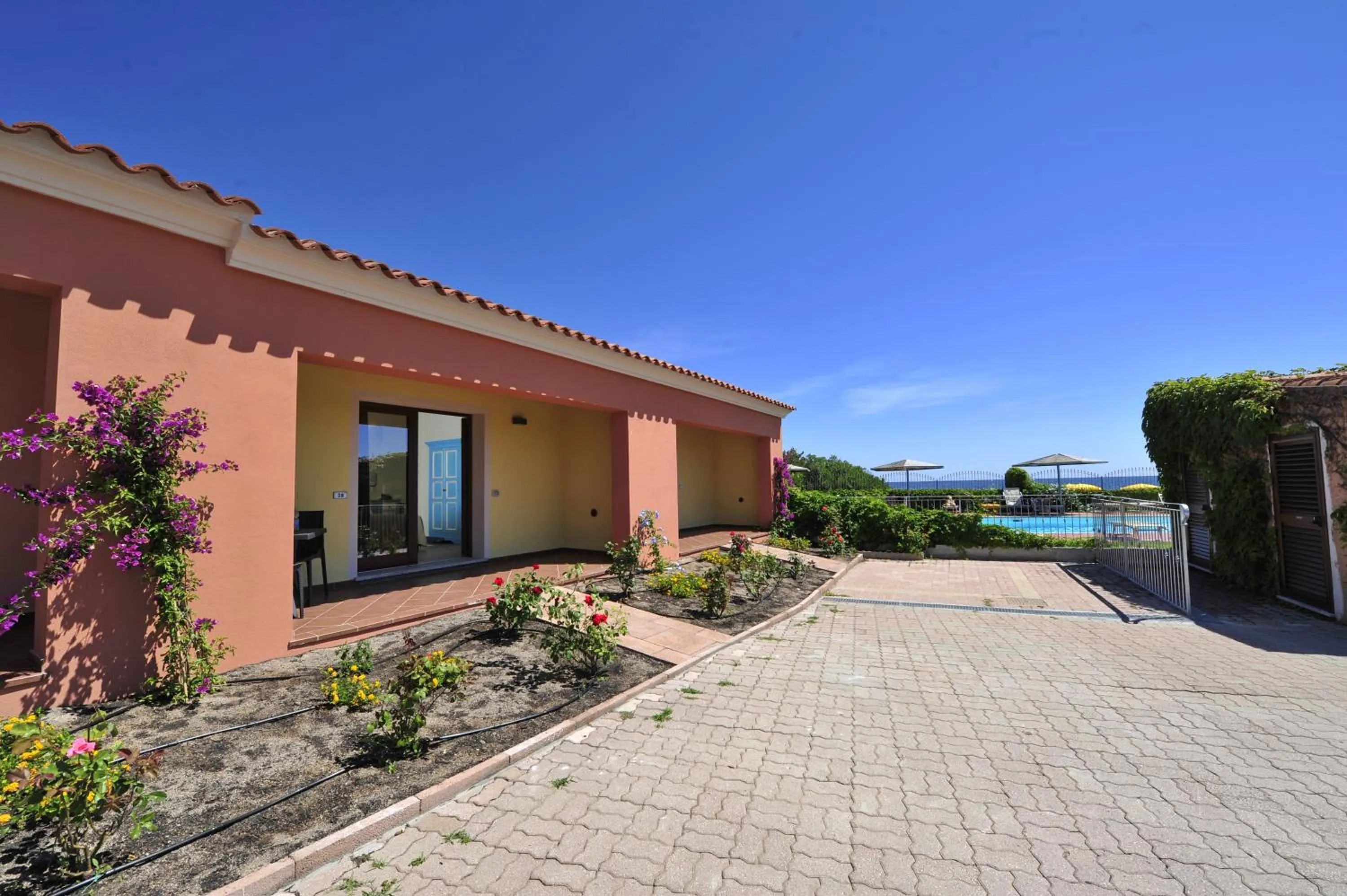 Pool view in Hotel L'Esagono