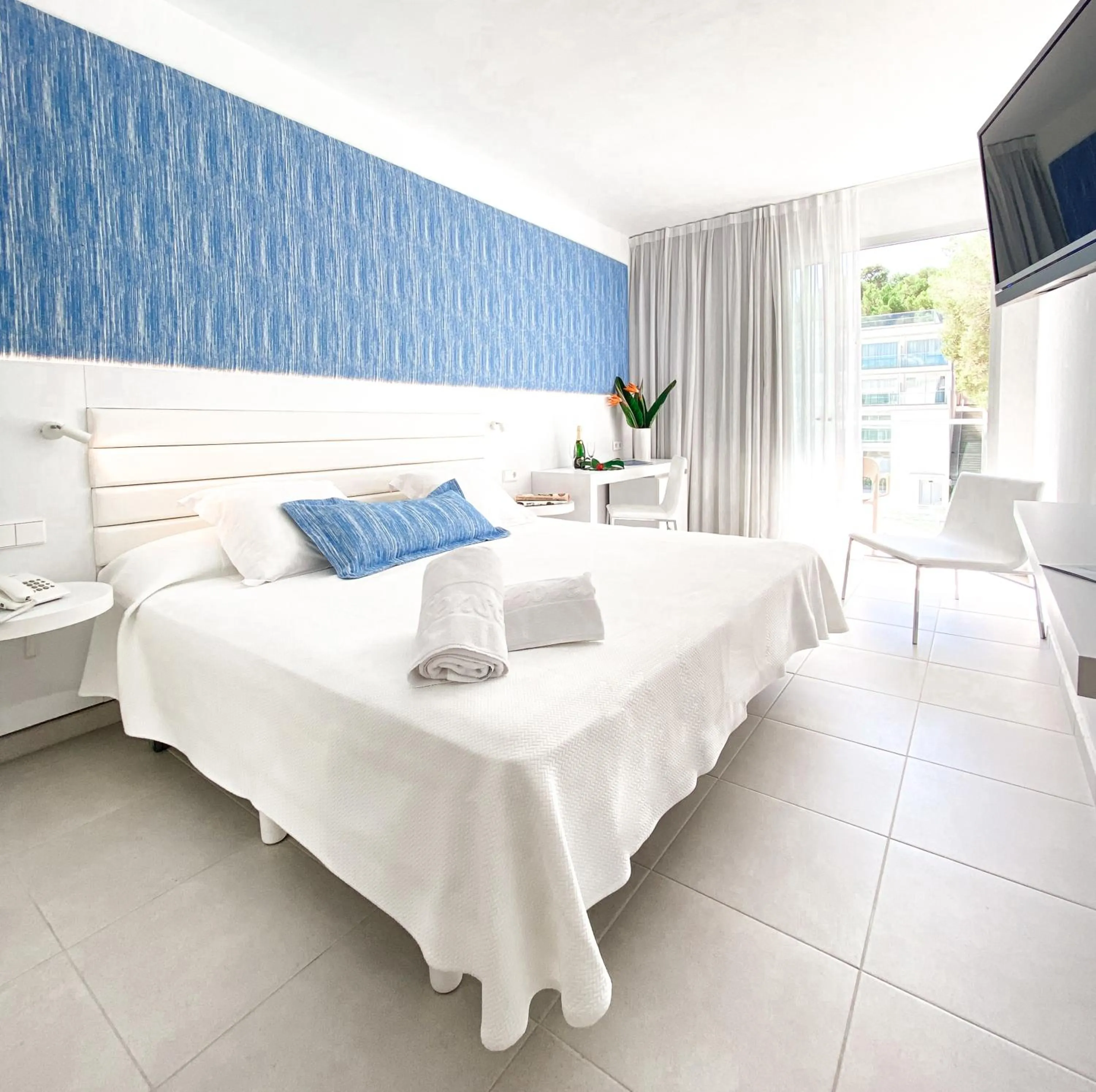 Photo of the whole room, Bed in Reverence Life Hotel - Adults Only