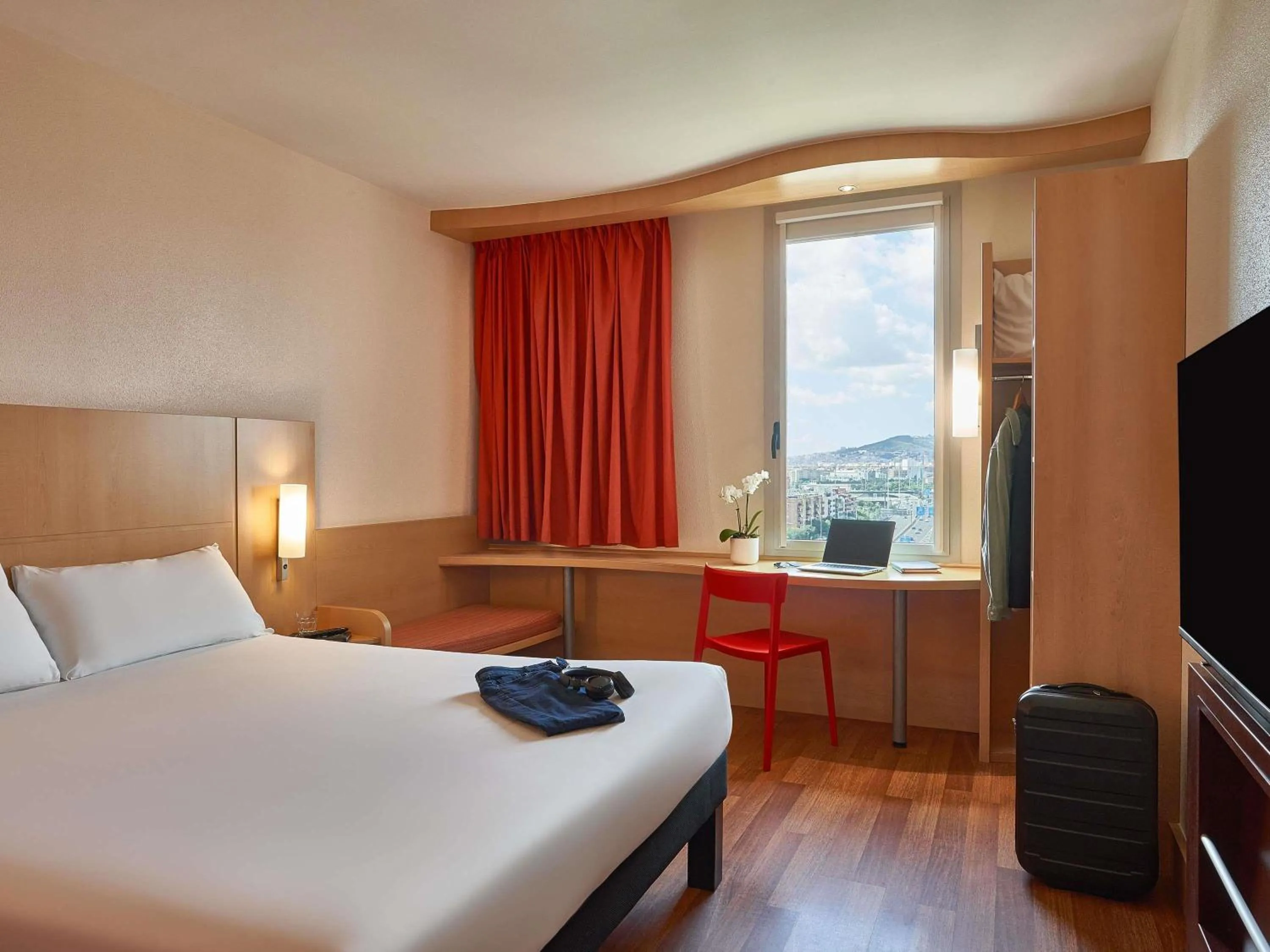 Bedroom, Bed in Ibis Barcelona Santa Coloma